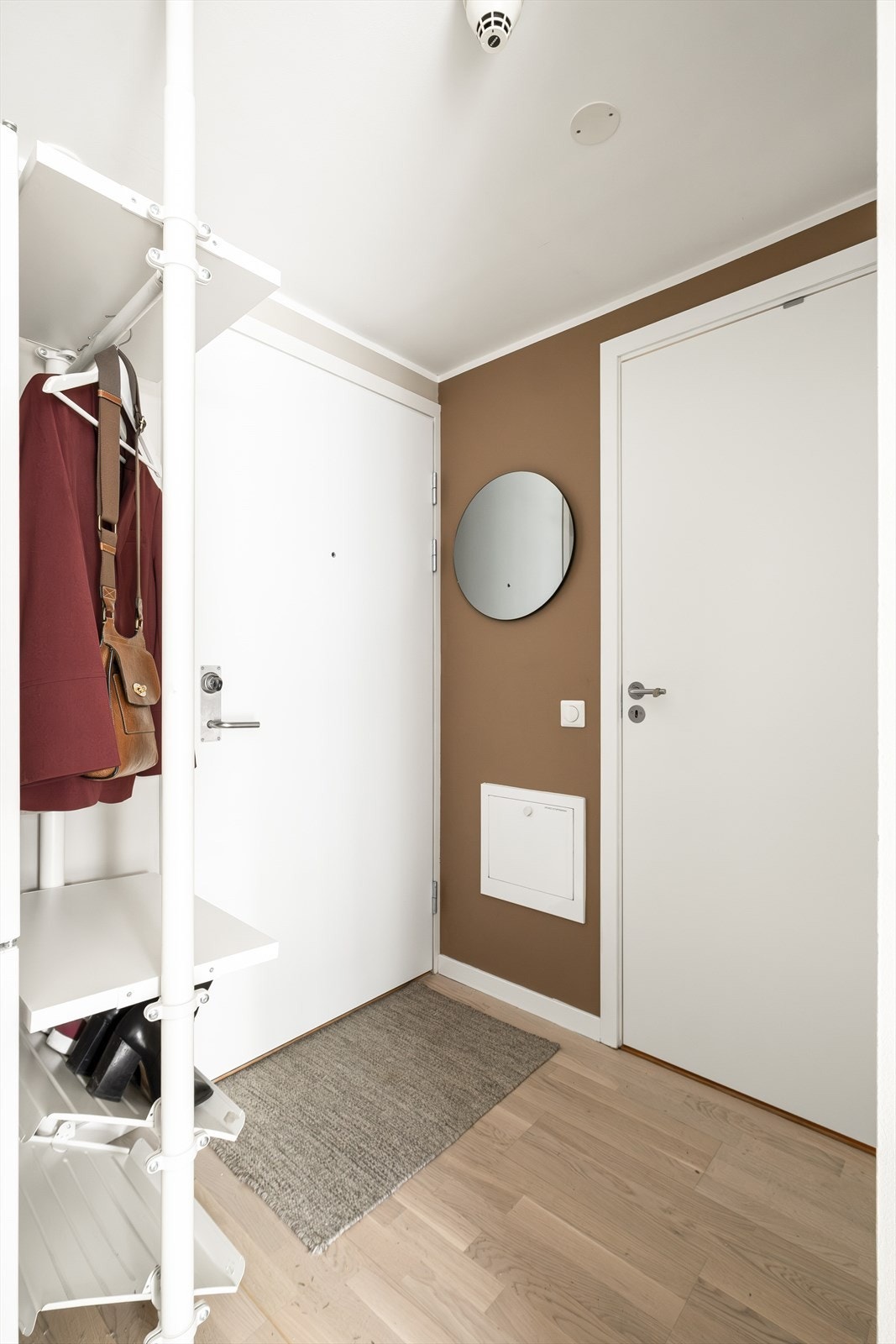 En lys og innbydende entré som gir et godt førsteinntrykk av leiligheten. Galleribilde