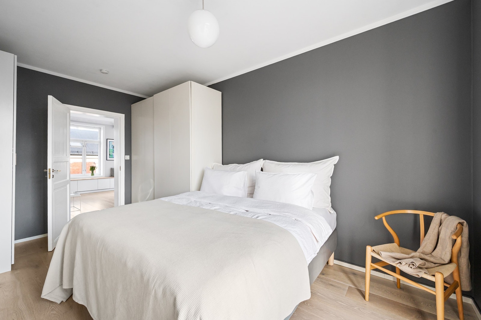 To romslige garderobeskap gir rikelig med oppbevaringsplass. Galleribilde