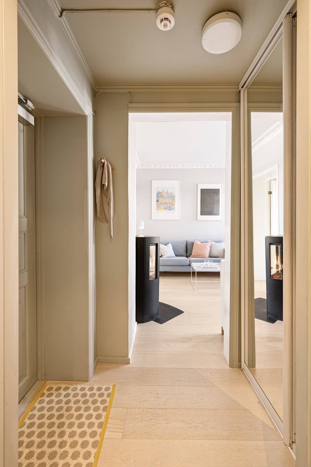 Fra entreen åpner leiligheten seg opp mot det sosiale allrommet. Galleribilde