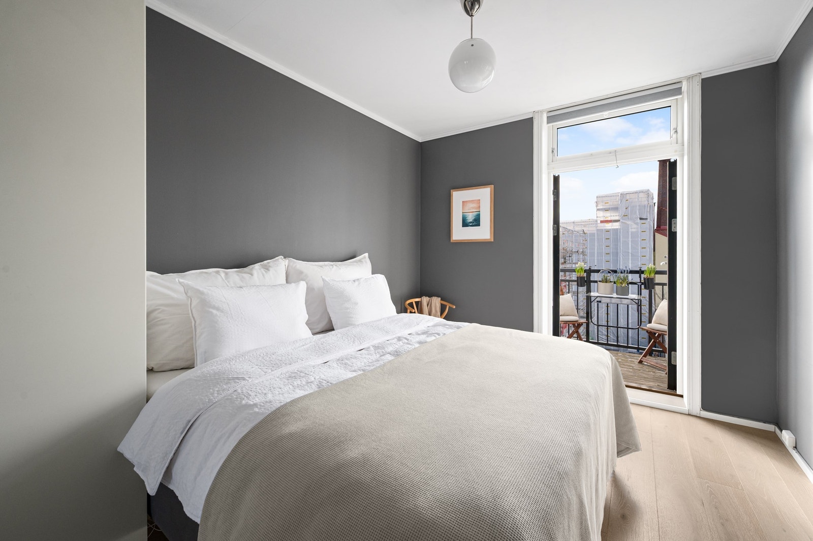 Rommet er holdt i en lun nyanse, perfekt for soverommet. Galleribilde