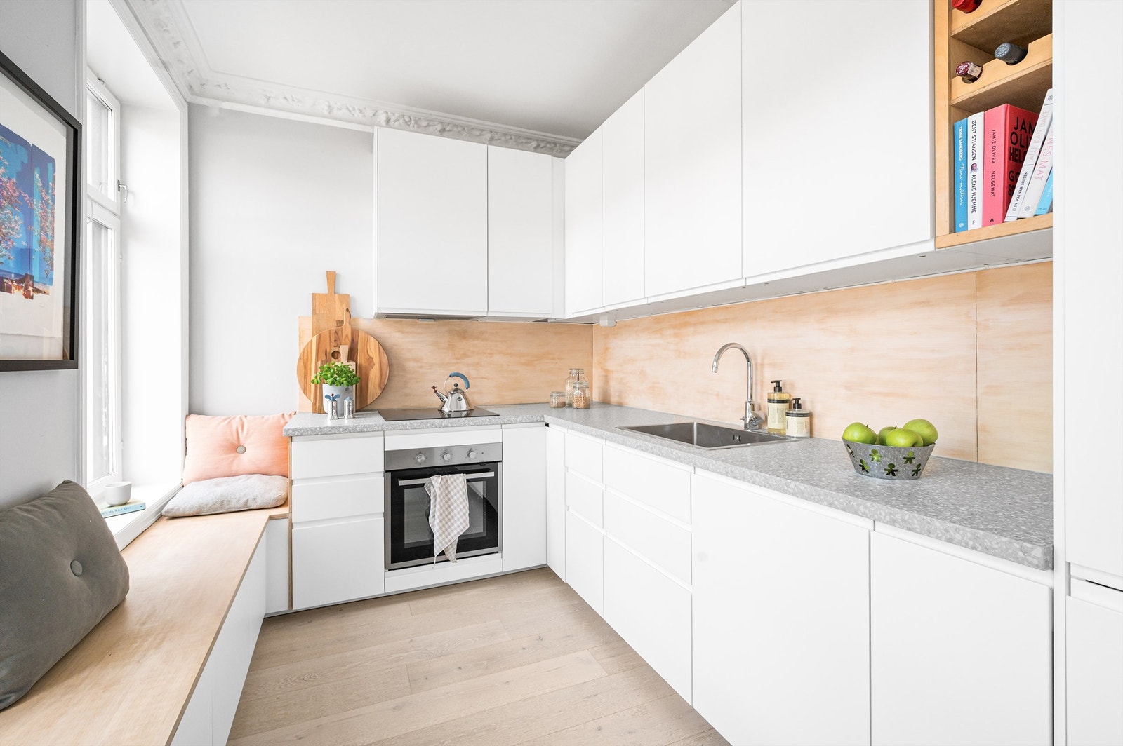 Leiligheten har en åpen og sosial løsning med et moderne kjøkken, oppgradert i 2020. Kjøkkenet er utstyrt med sikkerhetsfunksjoner som komfyrvakt og vannstoppsystem. Galleribilde