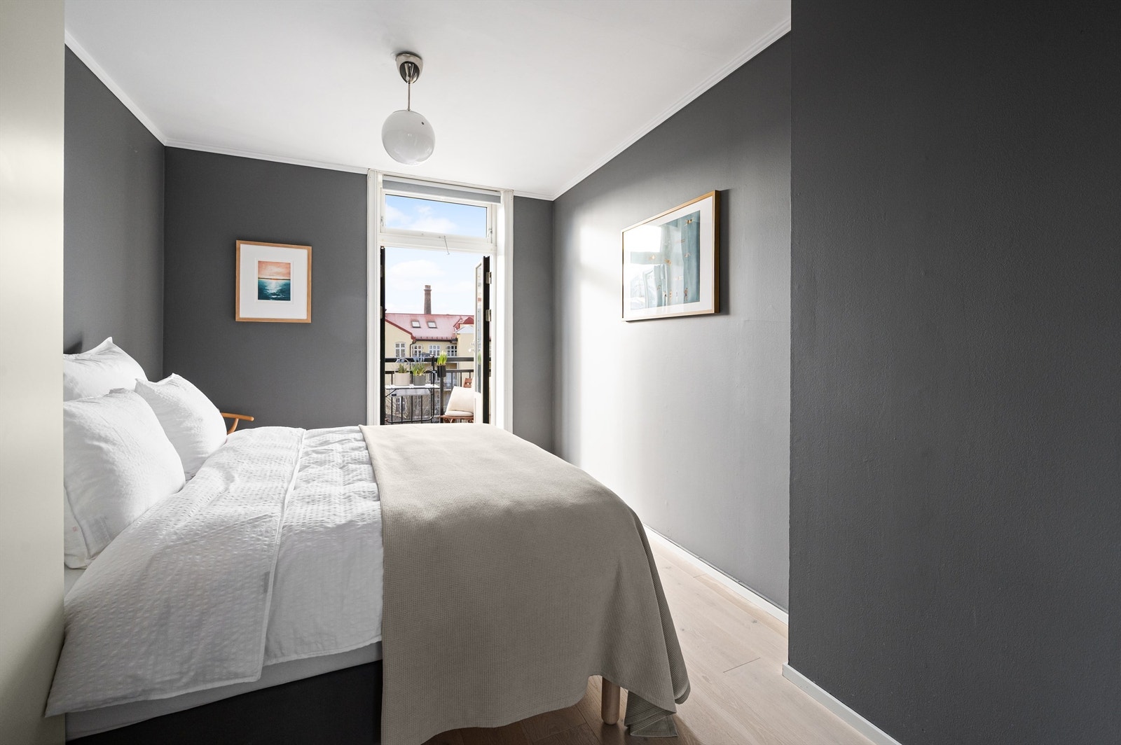 Soverommet er av god størrelse med plass til dobbeltseng og tilhørende møblement. Galleribilde