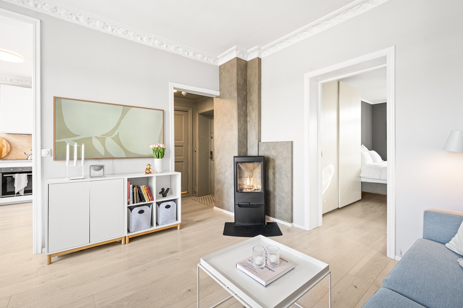 Ovnen er sentralt plassert og blir et naturlig samlingspunkt i rommet. Galleribilde