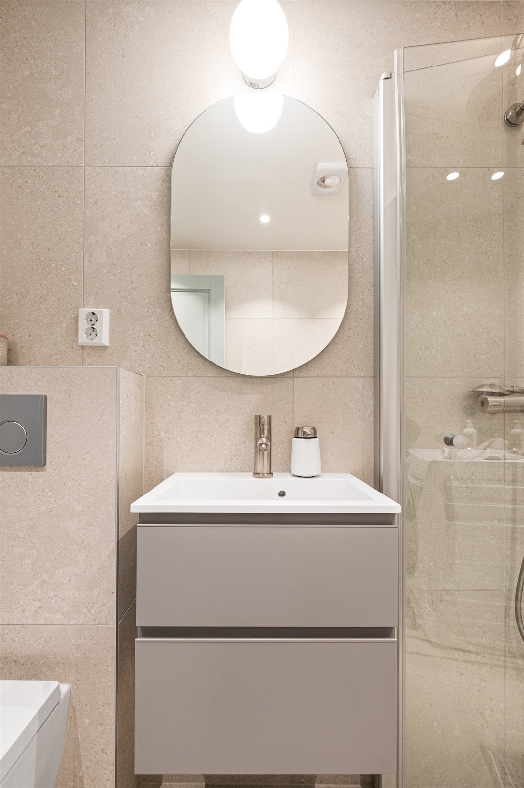 Innredningen består av en servant nedfelt i skuffeseksjon og et vegghengt klosett. Galleribilde