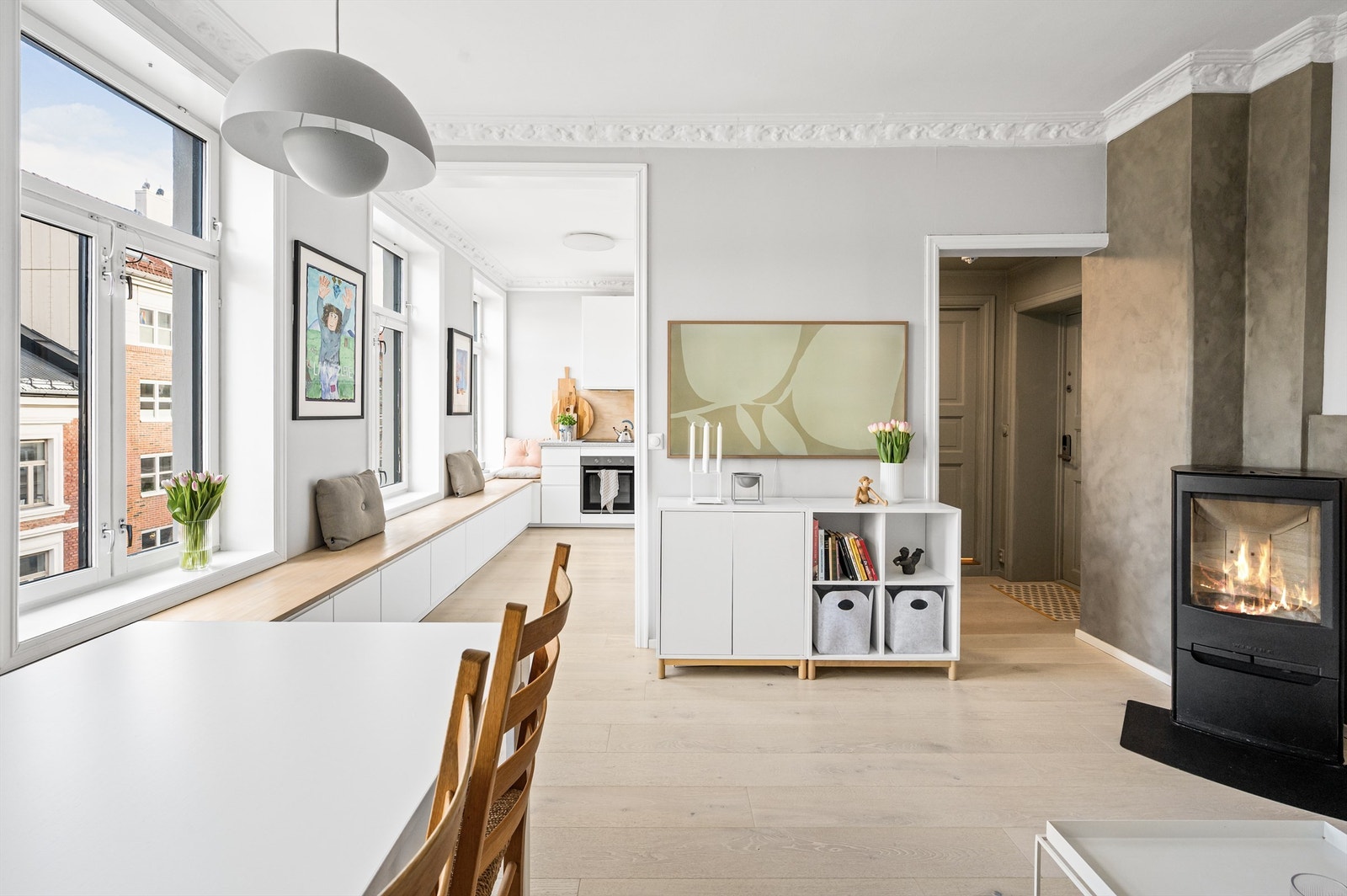 Store vindusflater og en generøs takhøyde gir rikelig med naturlig lys og en luftig atmosfære. Galleribilde