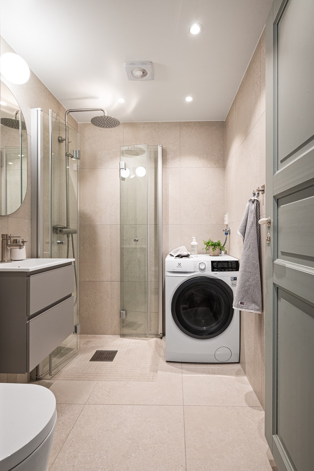 Det er praktisk opplegg for vaskemaskin på badet. Galleribilde