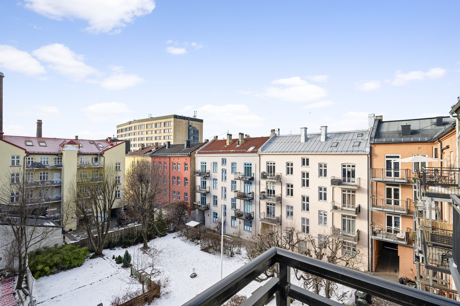 Fra leiligheten har du utsikt over et veletablert og trygt nabolag. Galleribilde