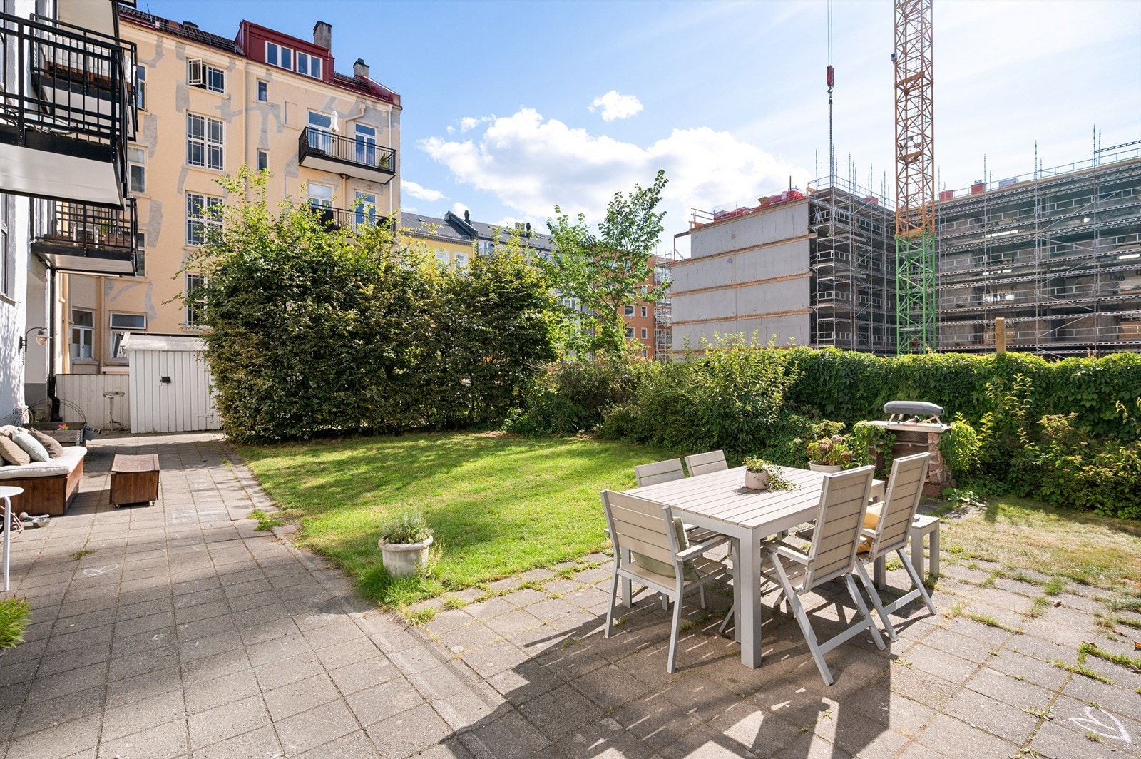 Bakgården er et sosialt samlingspunkt for beboerne. Galleribilde