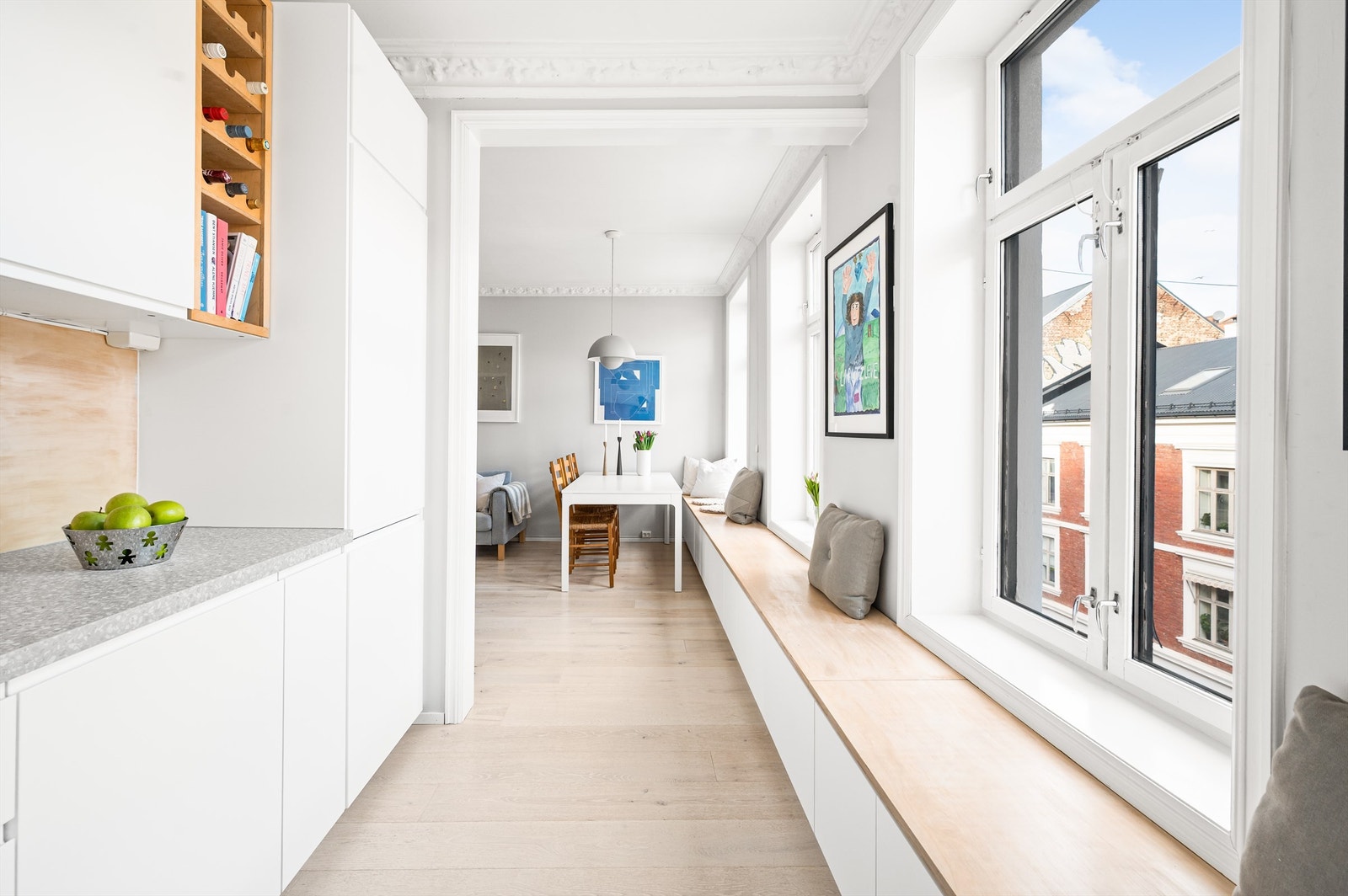 Alle hvitevarer er integrert, inkludert kjøl/fryseskap, oppvaskmaskin, platetopp og stekeovn. Den plassbygde sittebenken er over 7 meter lang og har svært gode lagringsmuligheter Galleribilde