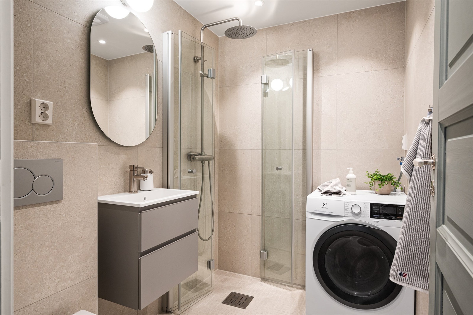 Badet ble pusset opp i 2021 i regi av borettslaget og har et tidløst design med lekre fliser. Galleribilde