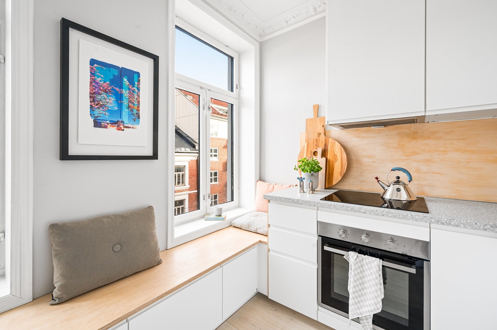 Kjøkkeninnredningen har glatte fronter og laminat benkeplate med nedfelt vaskekum. Galleribilde