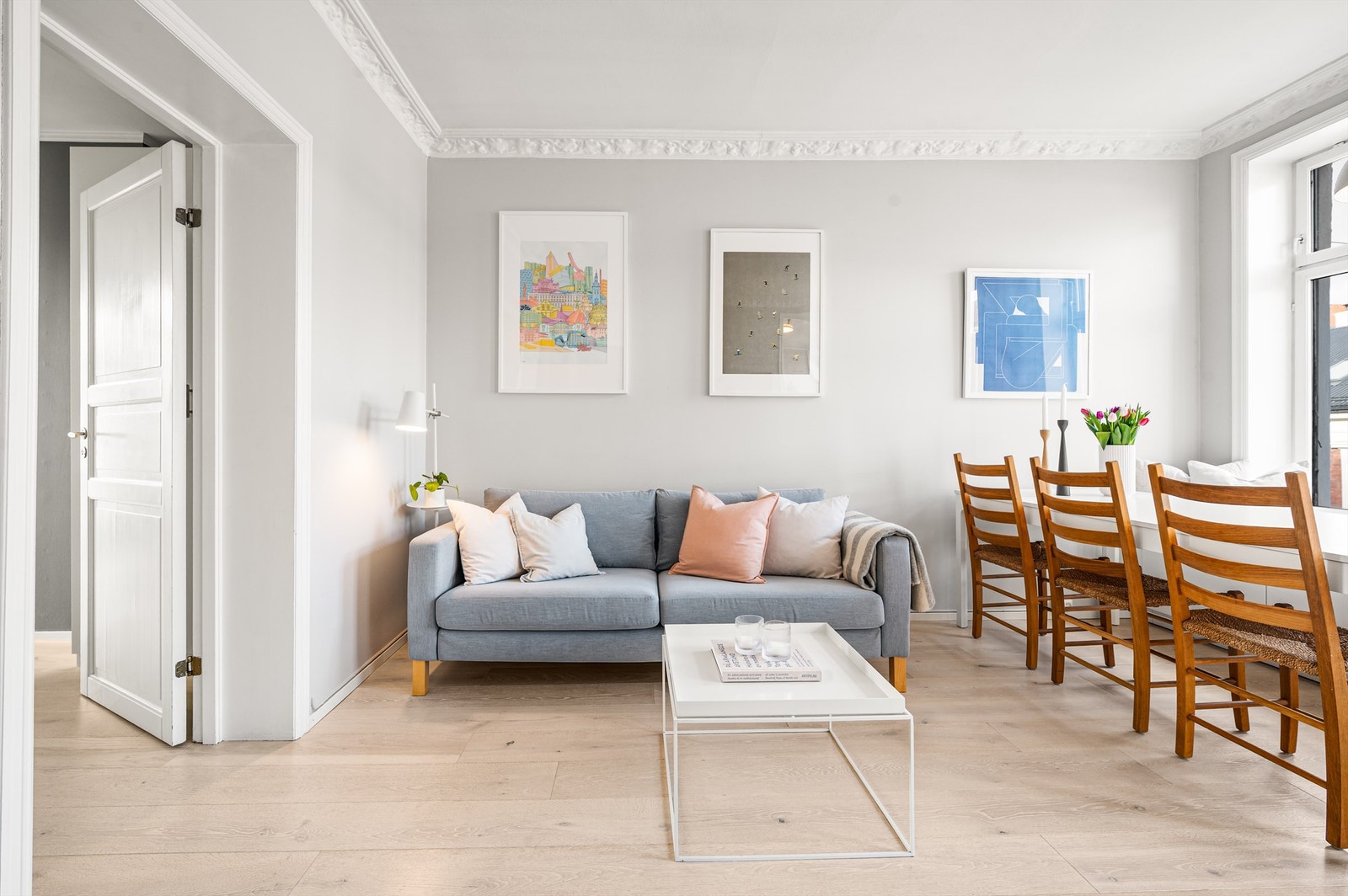 Gjennomgående parkett, lagt ny i 2019, binder rommene sammen på en helhetlig måte. Galleribilde