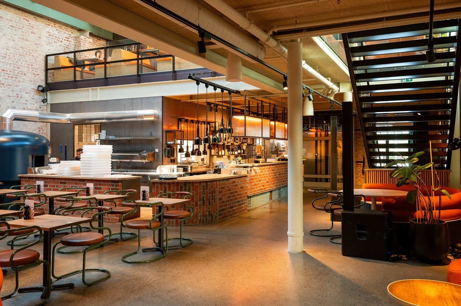 På Carl Berners plass finner du populære Carls med bar og restaurant. Her arrangeres en rekke arrangementer som blant annet fotballkamper. Galleribilde