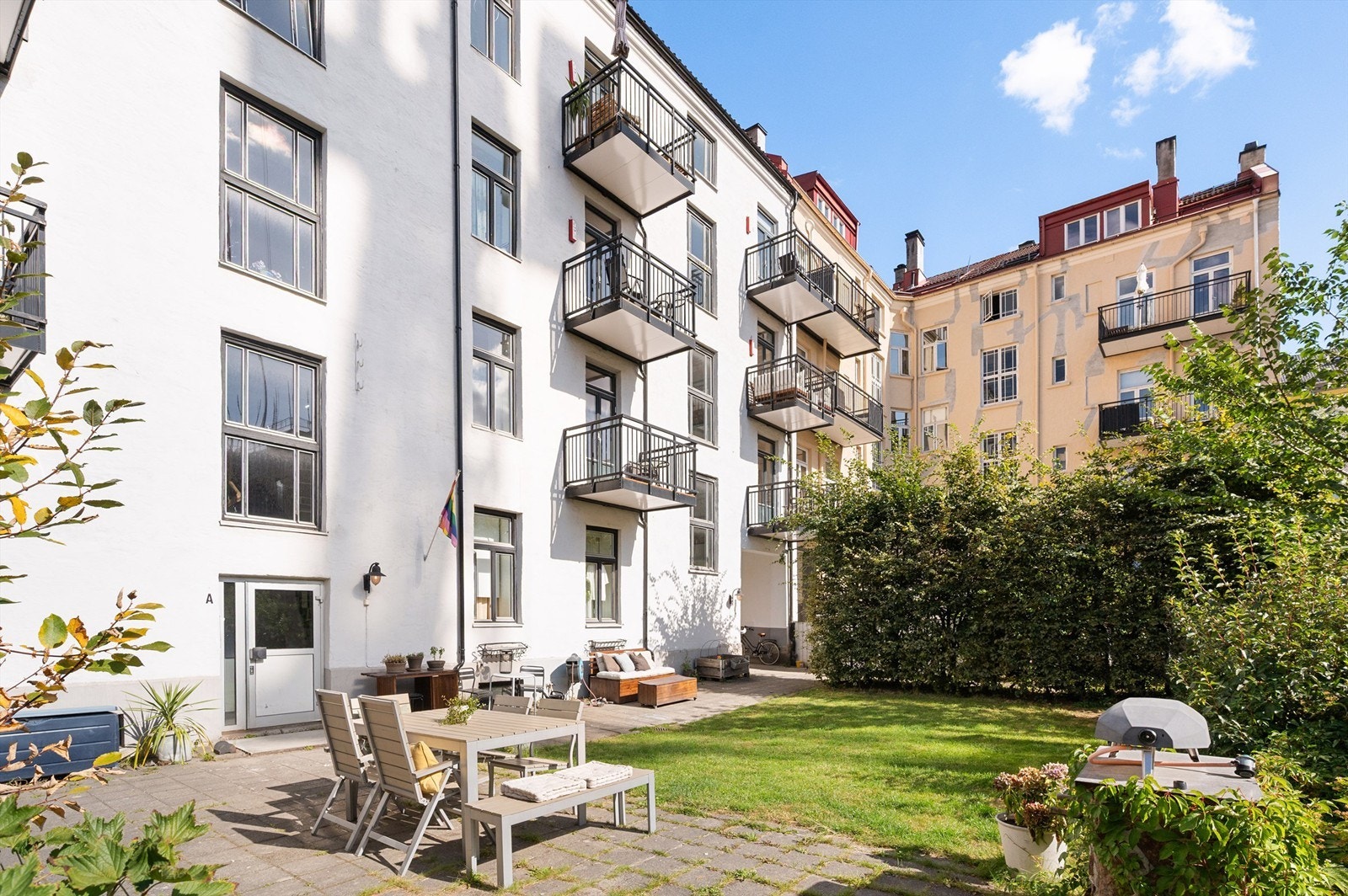 Borettslaget har en hyggelig og skjermet bakgård, perfekt for rekreasjon. Galleribilde