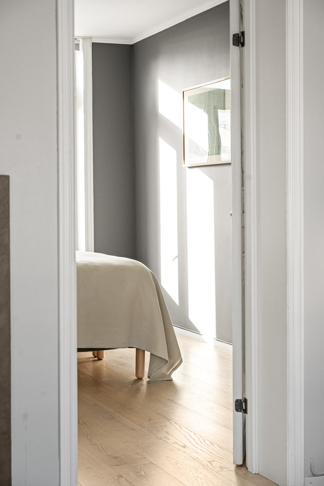 Veldig gode lysforhold inn på soverommet som vender inn mot en rolig bakgård Galleribilde