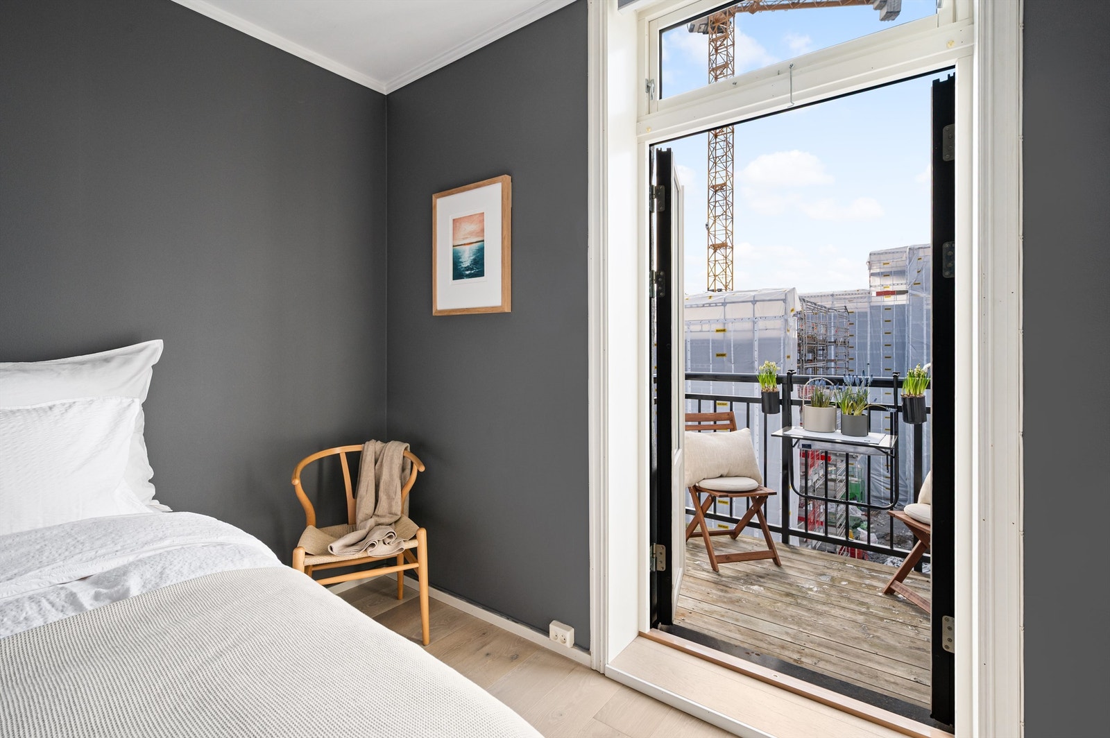 Herfra har du direkte utgang til balkongen via en tofløyet dør. Galleribilde