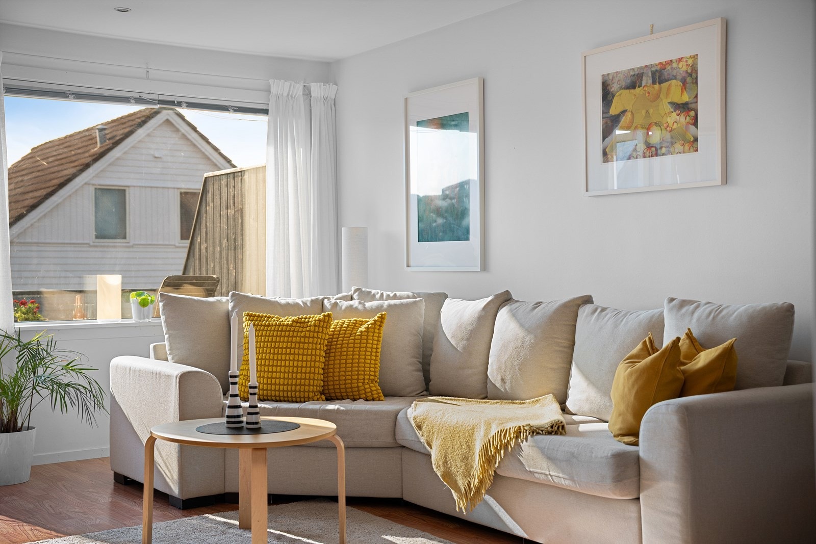 Overgangene mellom vegg og tak er listfrie, noe som gir et rent og moderne uttrykk. Galleribilde