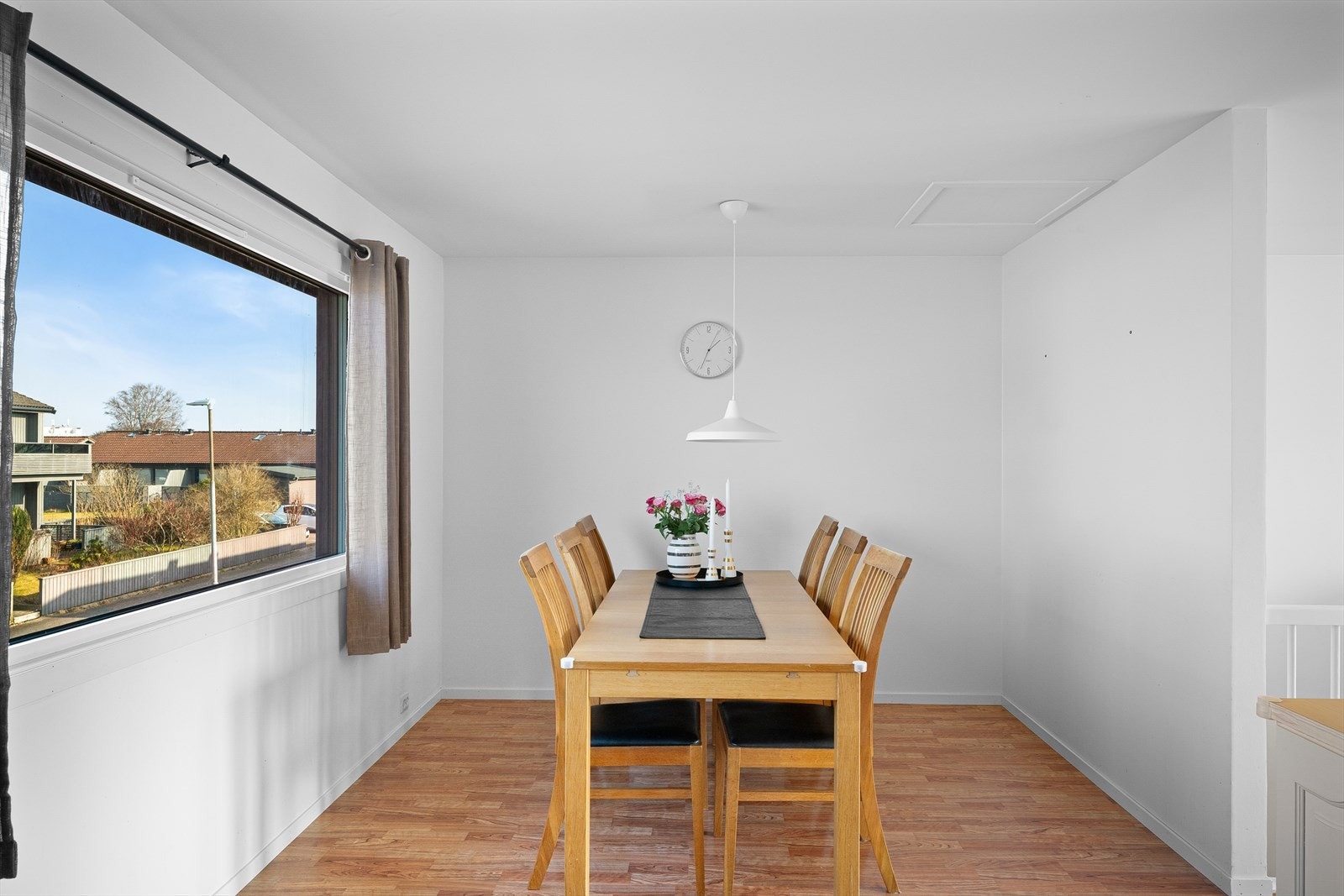 Den åpne løsningen gir god plass til et langbord for større selskaper. Galleribilde