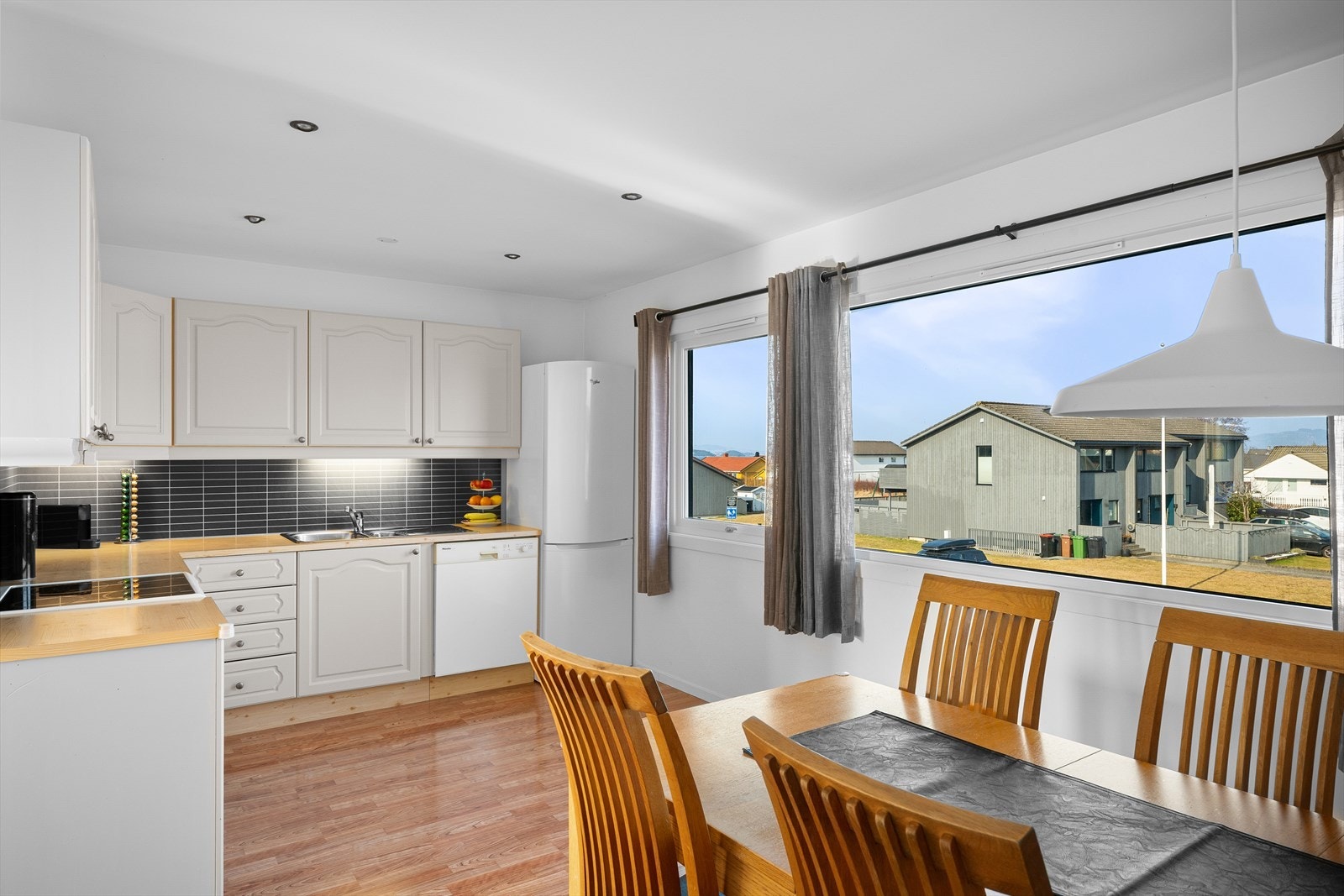 Kjøkkenet er utstyrt med oppvaskmaskin og har plass til en hyggelig spiseplass ved vinduet. Galleribilde