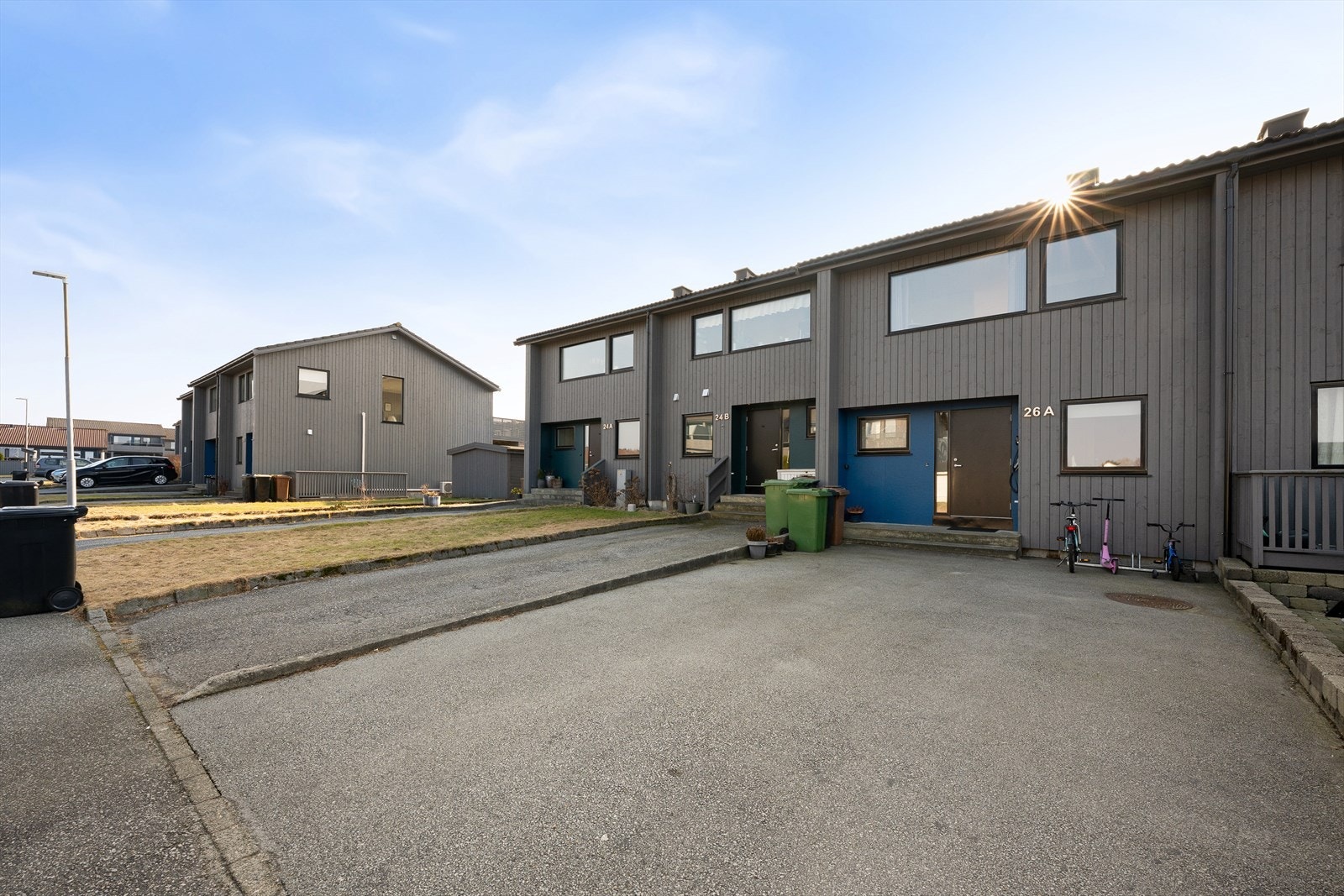 Boligen har egen biloppstillingsplass rett utenfor inngangsdøren. Galleribilde