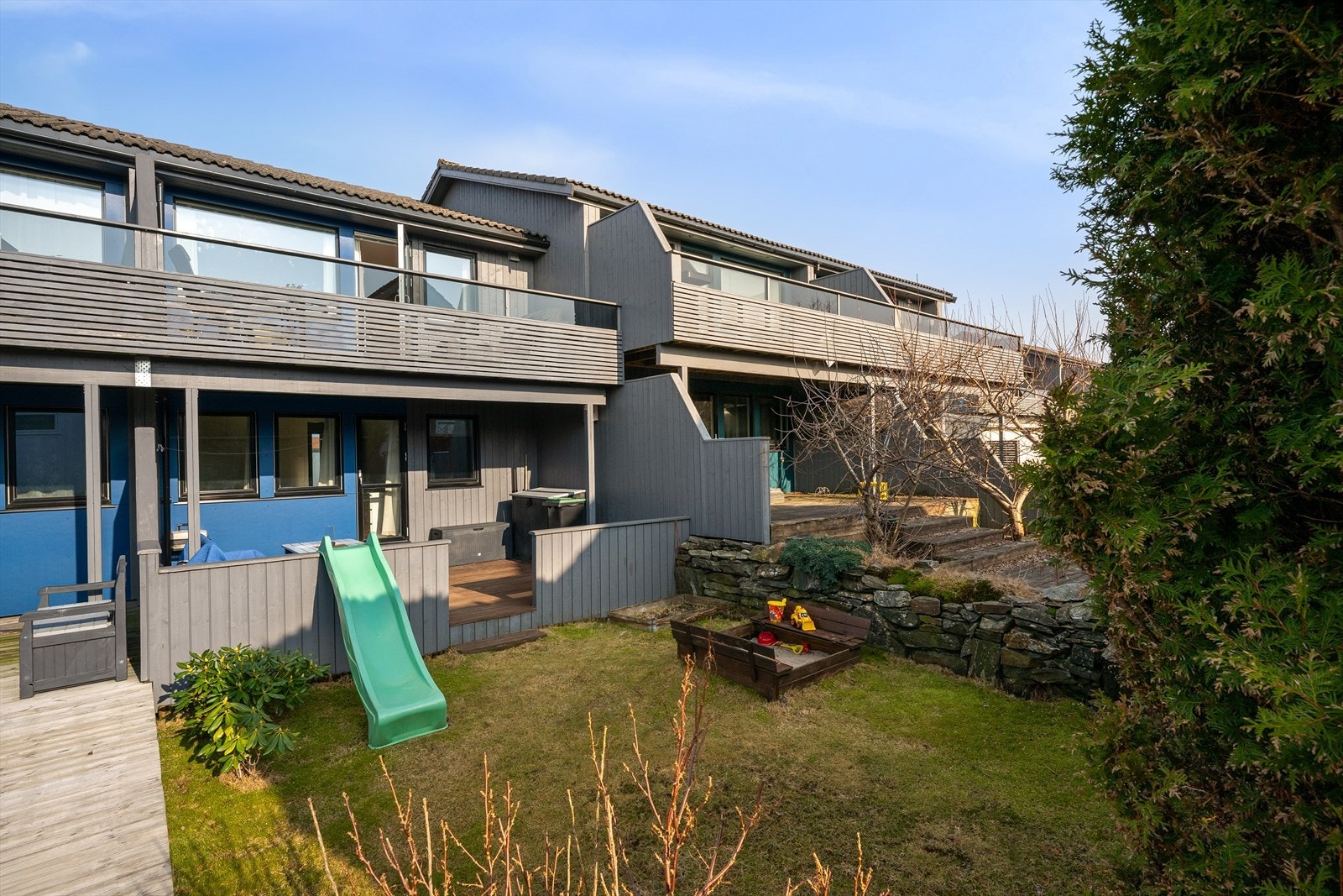 Fasaden ble etterisolert og fikk ny kledning og vinduer i 2019/2020, noe som sikrer en vedlikeholdsvennlig bolig. Galleribilde