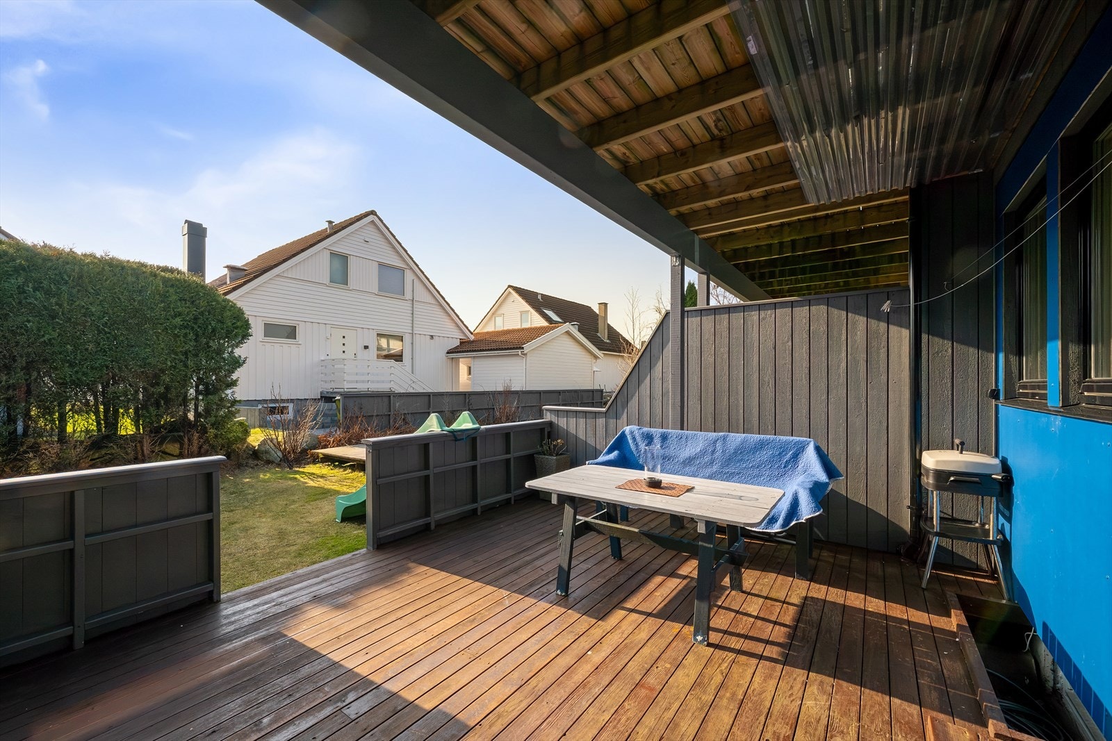 Fra terrassen er det adkomst til hagen. Galleribilde