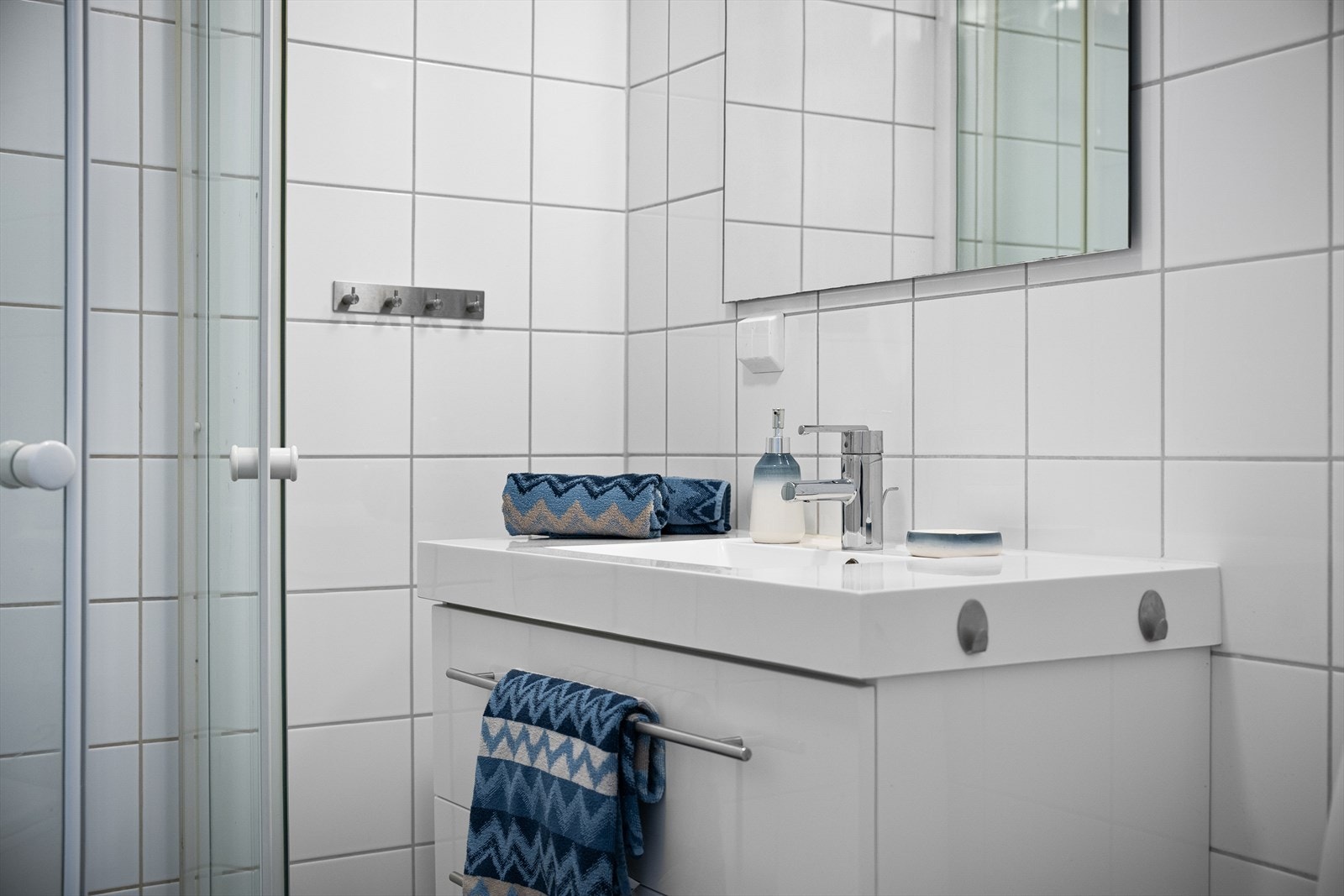 Moderne servantinnredning med god oppbevaringsplass og heldekkende servant. Galleribilde