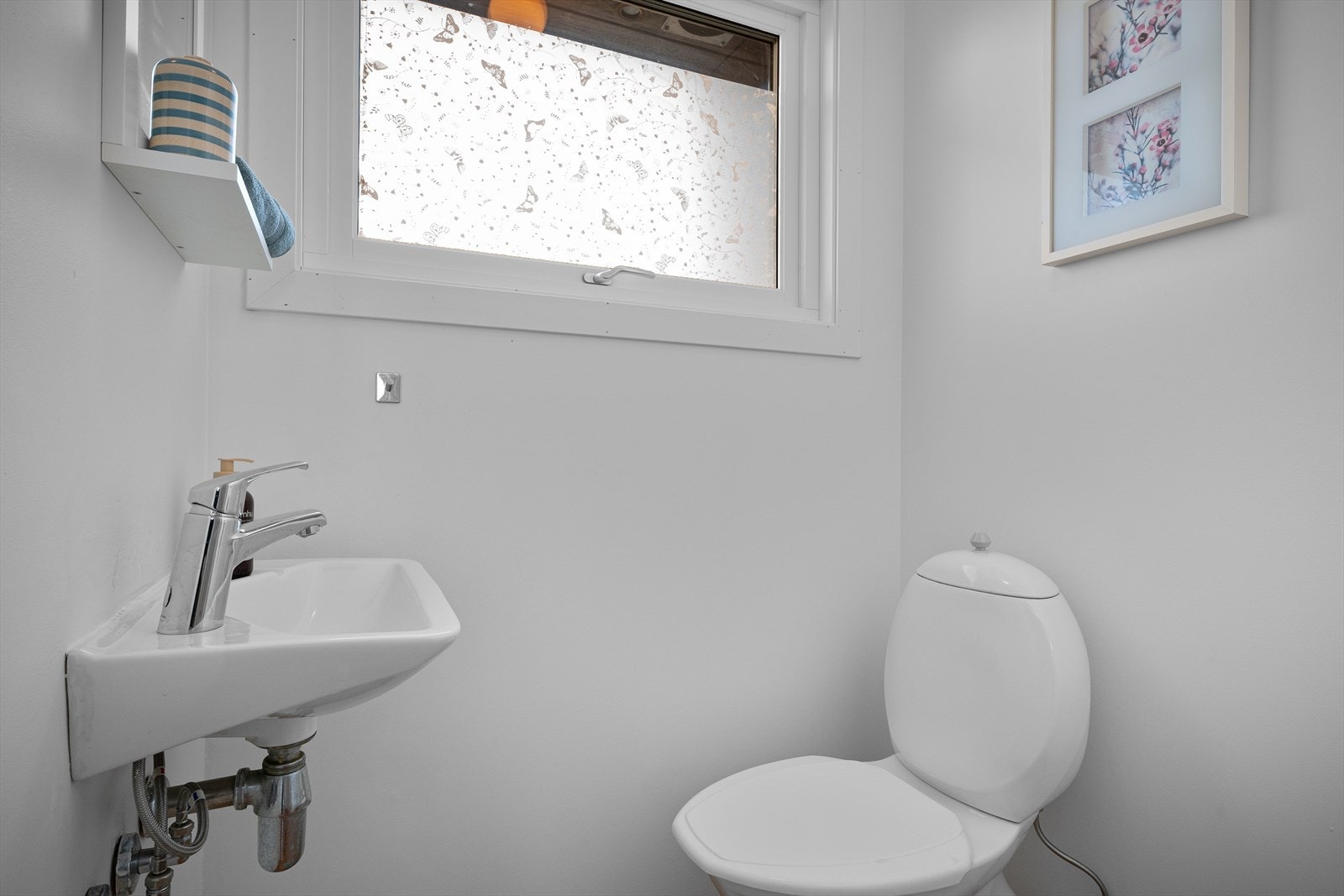 Praktisk, separat toalettrom i første etasje med servant og gulvmontert toalett. Galleribilde