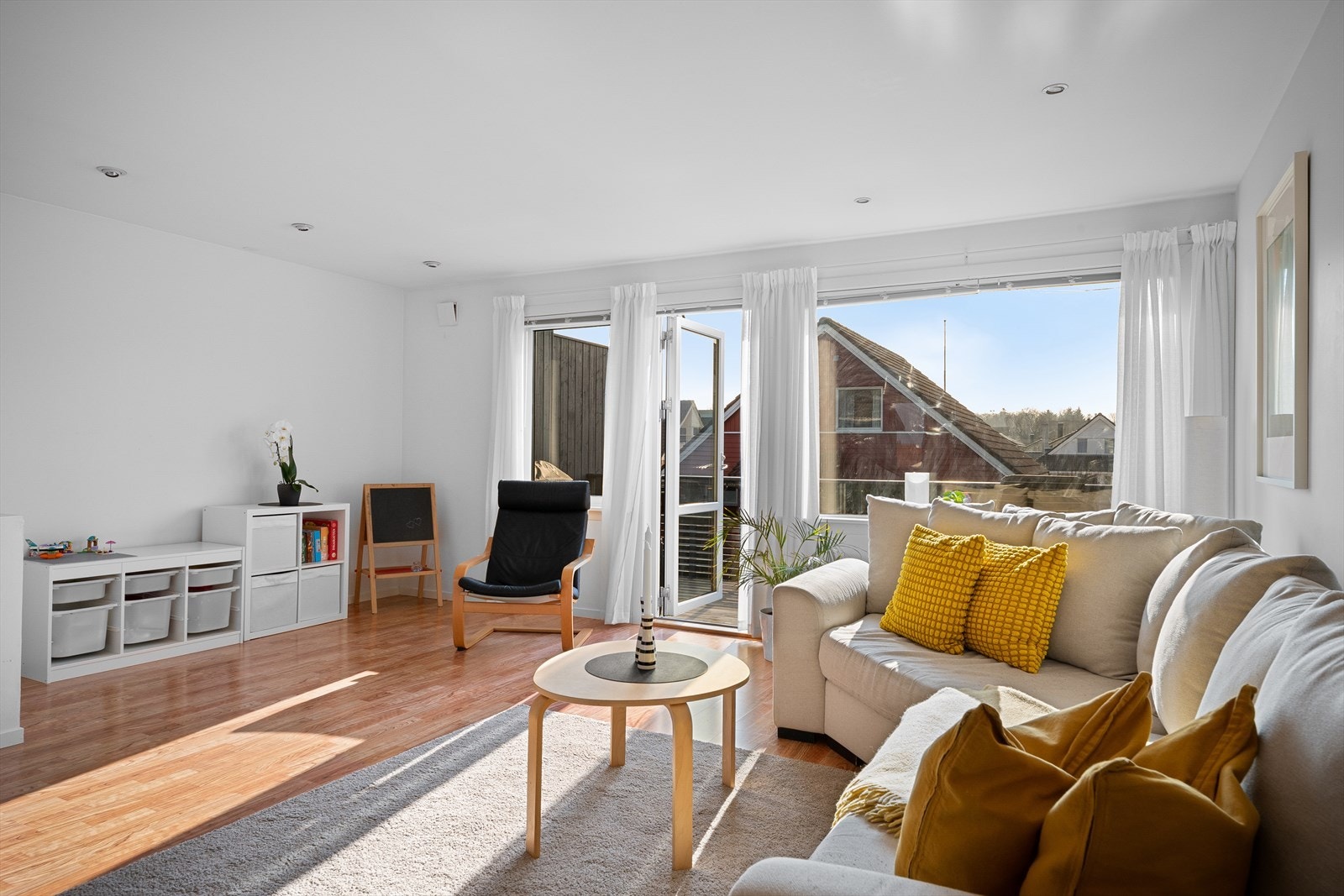 Fra stuen er det direkte utgang til en sørvendt balkong på 13 m². Store vindusflater fra 2019 med 3-lags glass gir rikelig med lys og en luftig atmosfære. Galleribilde