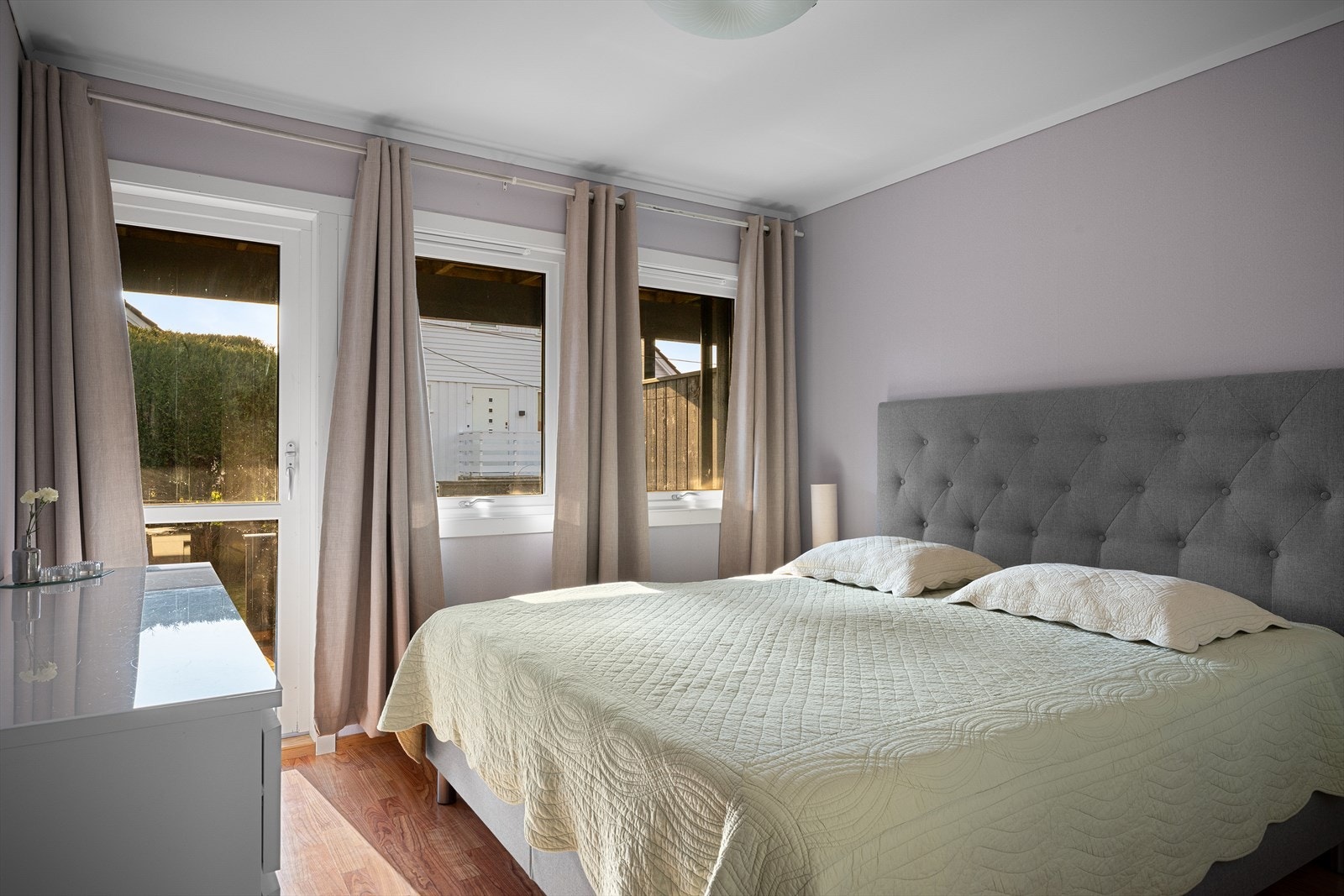 Hovedsoverommet har direkte utgang til en romslig, sørvendt terrasse på ca 21 m². Galleribilde