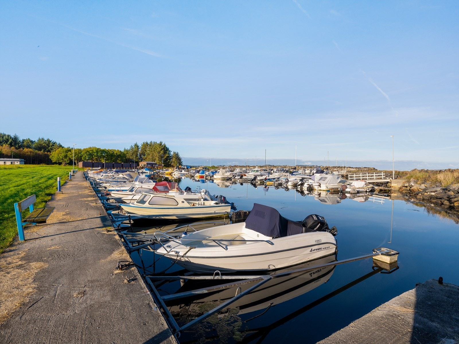 Det er kort vei til sjøen, med både badeplass og småbåthavn like i nærheten. Galleribilde