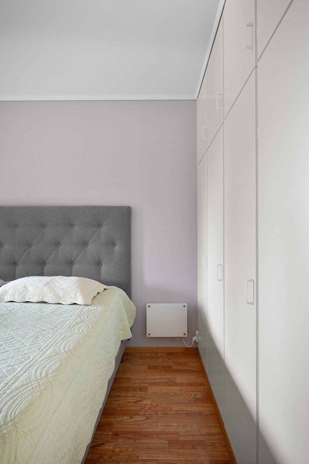 Soverommet har god plass til en stor garderobeløsning langs hele den ene veggen. Galleribilde