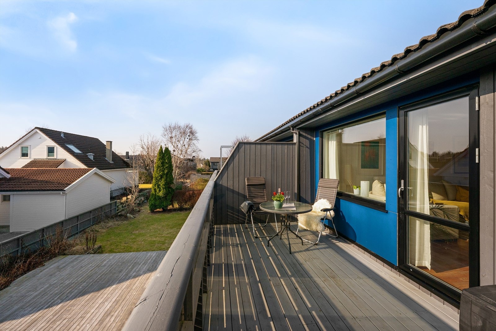 Balkongen på 13 m² er sørvendt og har plass til en hyggelig sittegruppe. Galleribilde