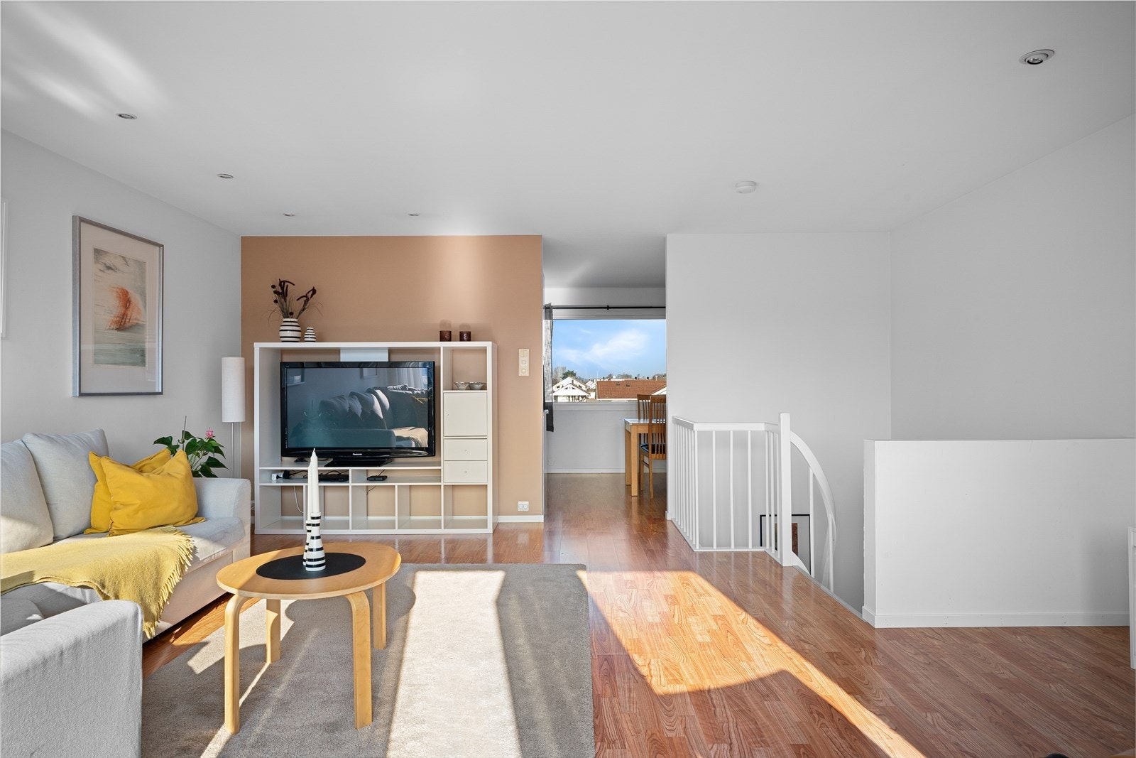 Stuen har en god utforming som gir fleksible møbleringsmuligheter for både sofagruppe og spisebord. Galleribilde