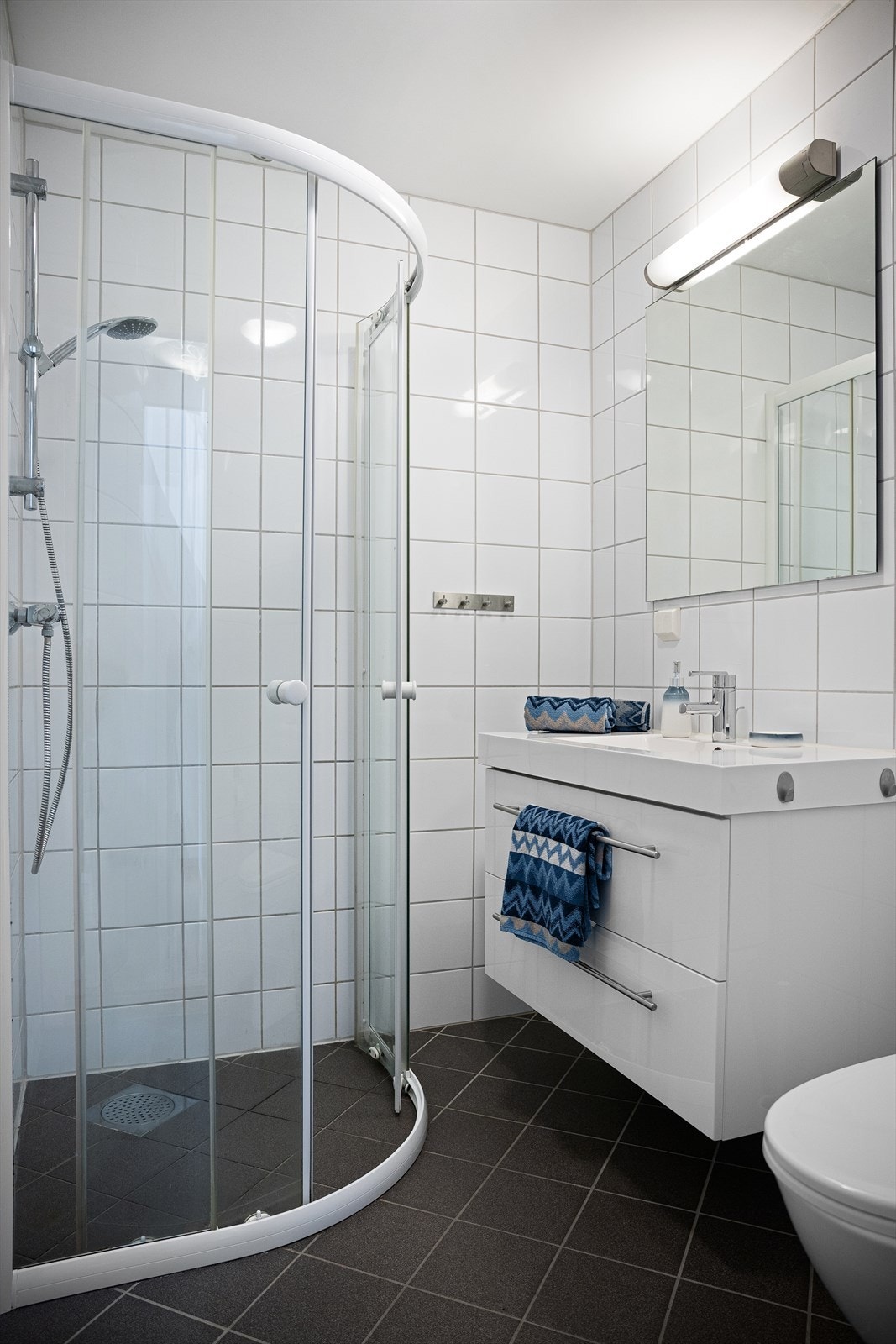 Badet ble oppgradert i 2013 og har flislagt gulv med varmekabler for ekstra komfort. Galleribilde