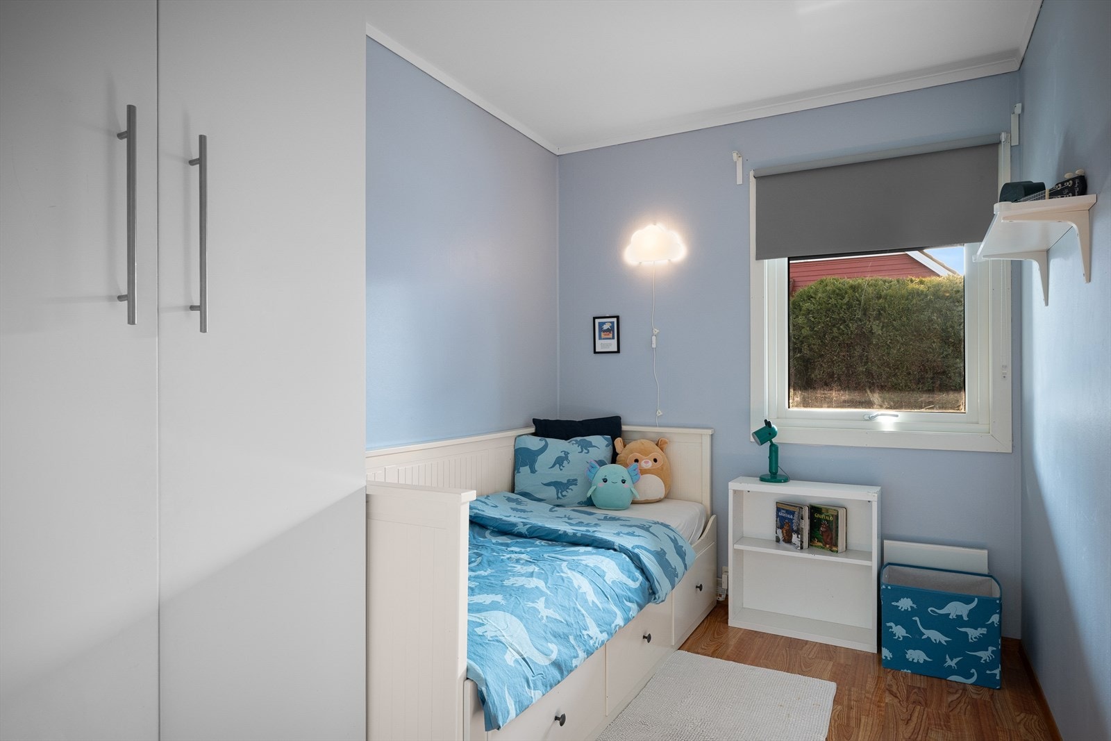 Et av de tre soverommene i etasjen, ideelt som barnerom eller kontor. Galleribilde