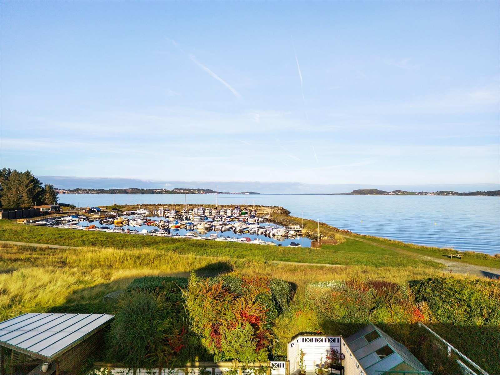 Fra boligen er det gangavstand til skoler, barnehager og flere dagligvarebutikker. Galleribilde