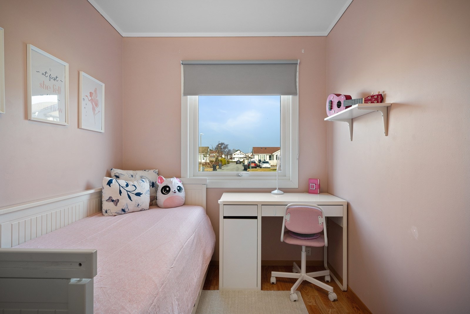 Også dette soverommet har en god størrelse og gjennomgående 3-stavs laminat på gulvet. Galleribilde