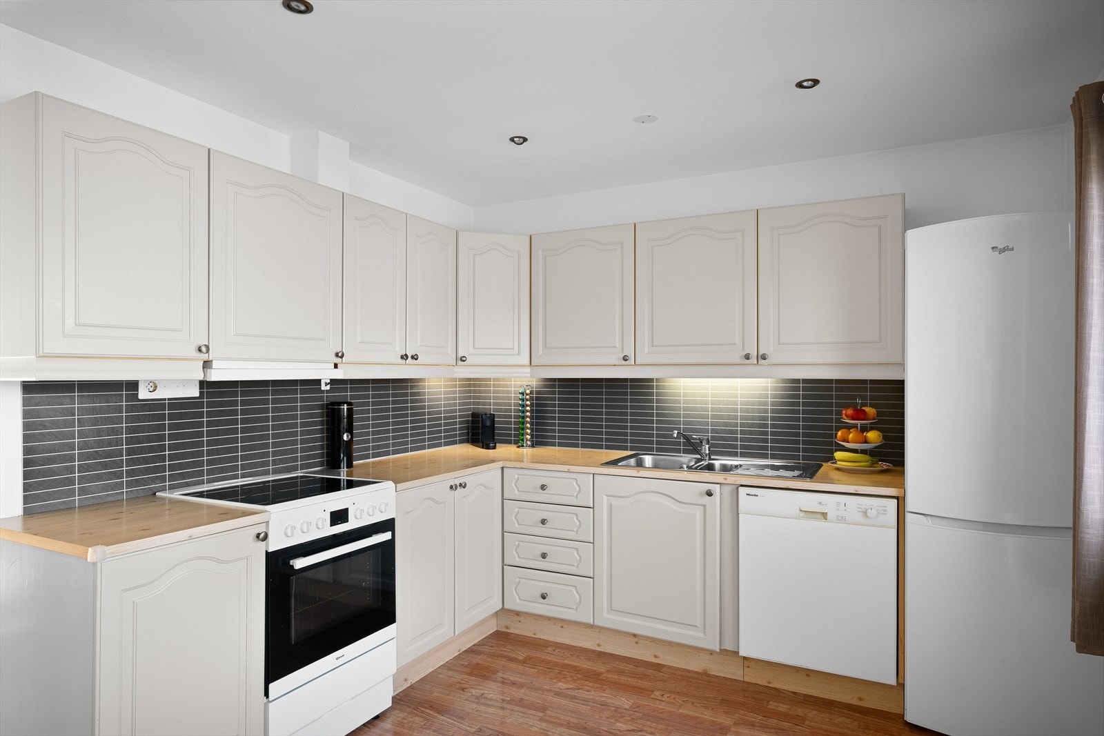 Kjøkkenet er fra Hamran med malte, profilerte heltre fronter. Galleribilde