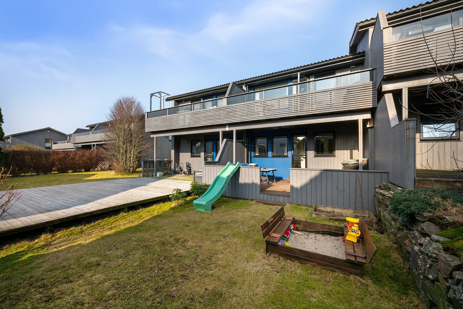 Velkommen til dette innholdsrike enderekkehuset i et etablert og barnevennlig boligområde på Hundvåg. Foto: Stian Dirdal Galleribilde