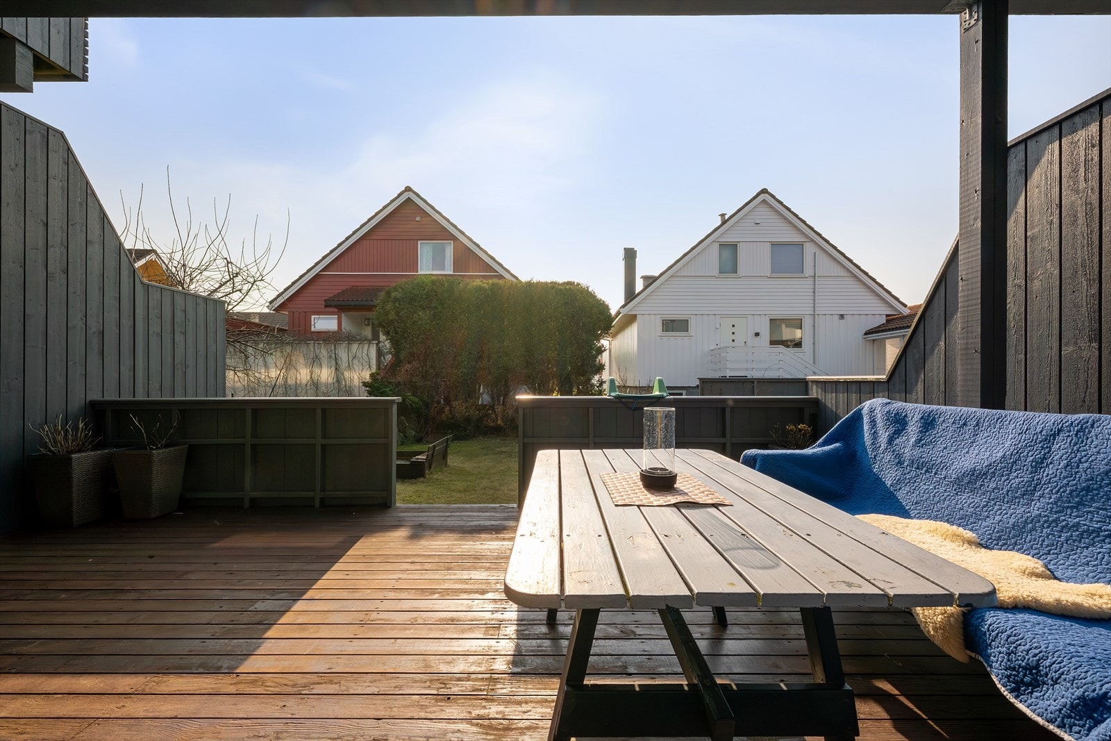 Terrassen på 21 m² har god plass til utemøbler og grill. Galleribilde