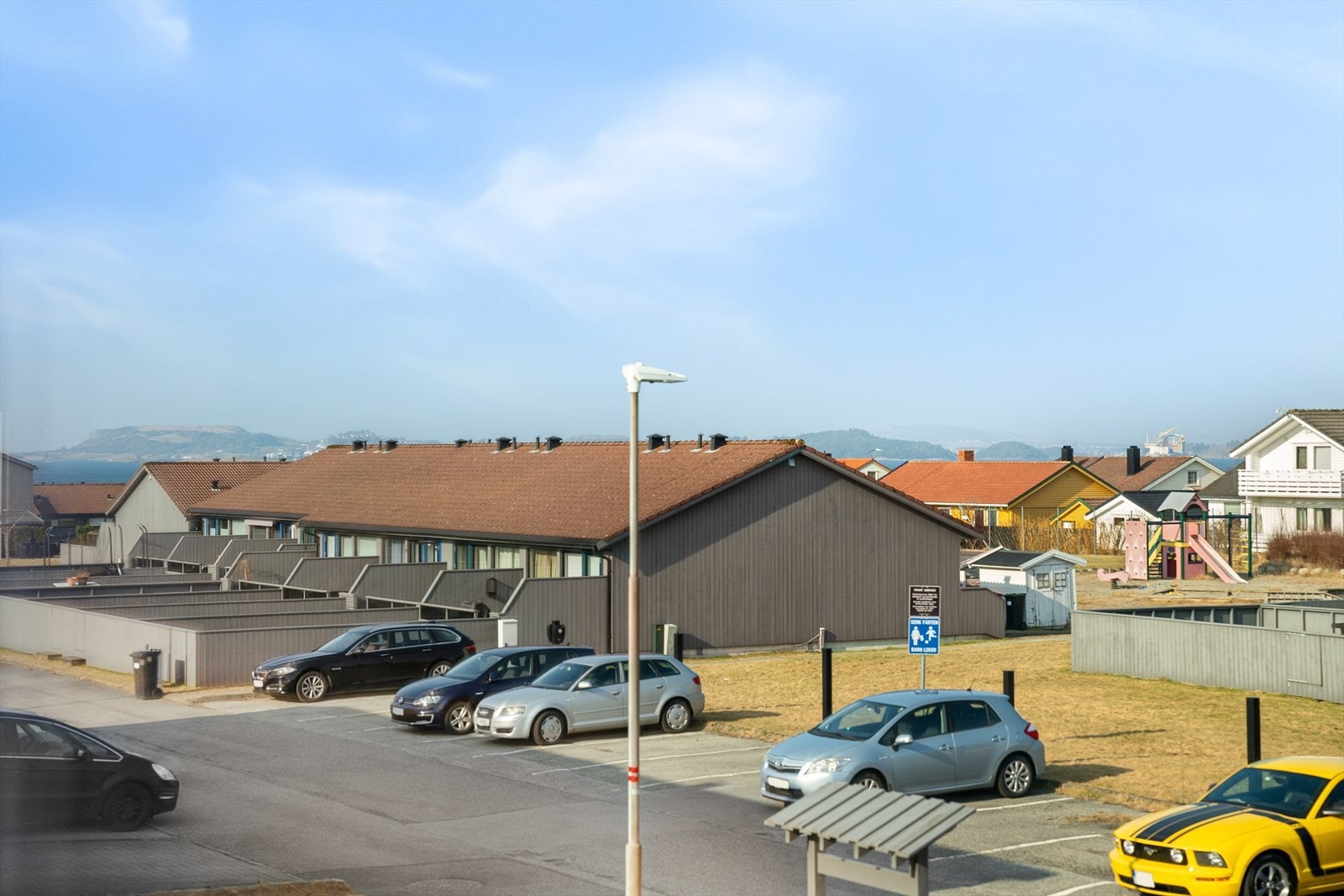 Boligen ligger i et etterspurt og rolig område sentralt på Hundvåg. Galleribilde