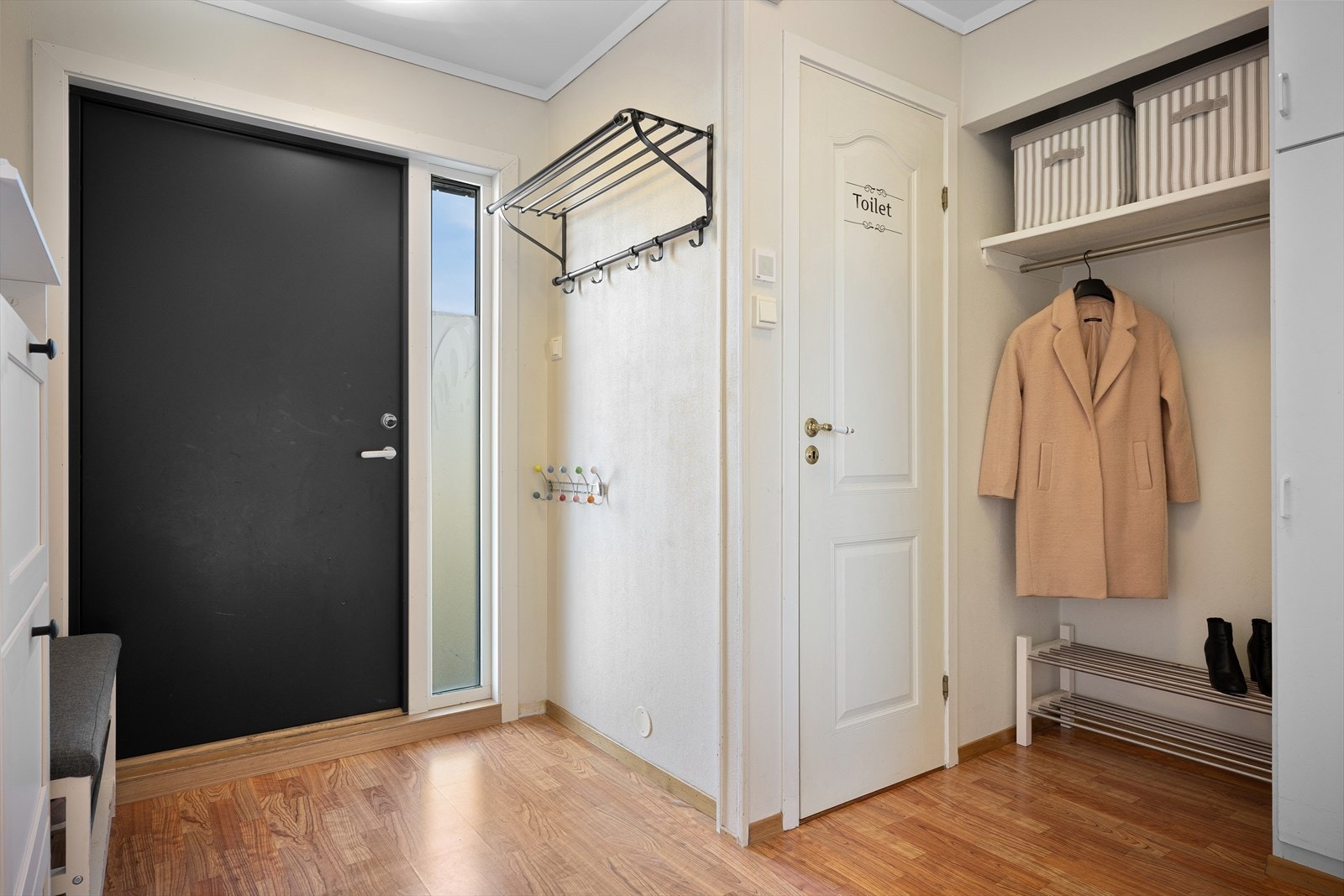 Inngangspartiet er åpent og lyst, med god plass til oppbevaring av yttertøy og sko. Galleribilde