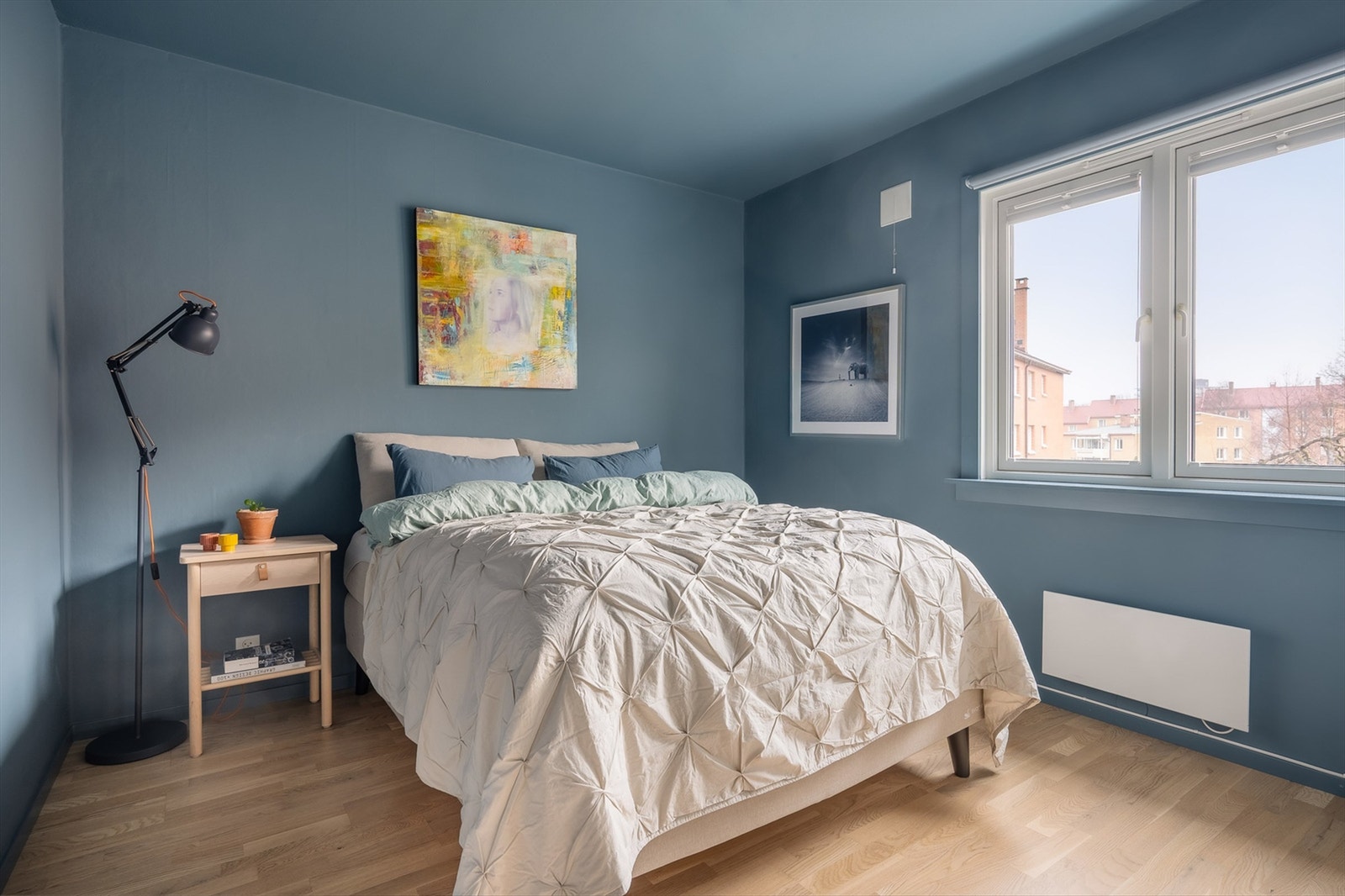 Hovedsoverommet er av god størrelse med plass til dobbeltseng og tilhørende nattbord Galleribilde