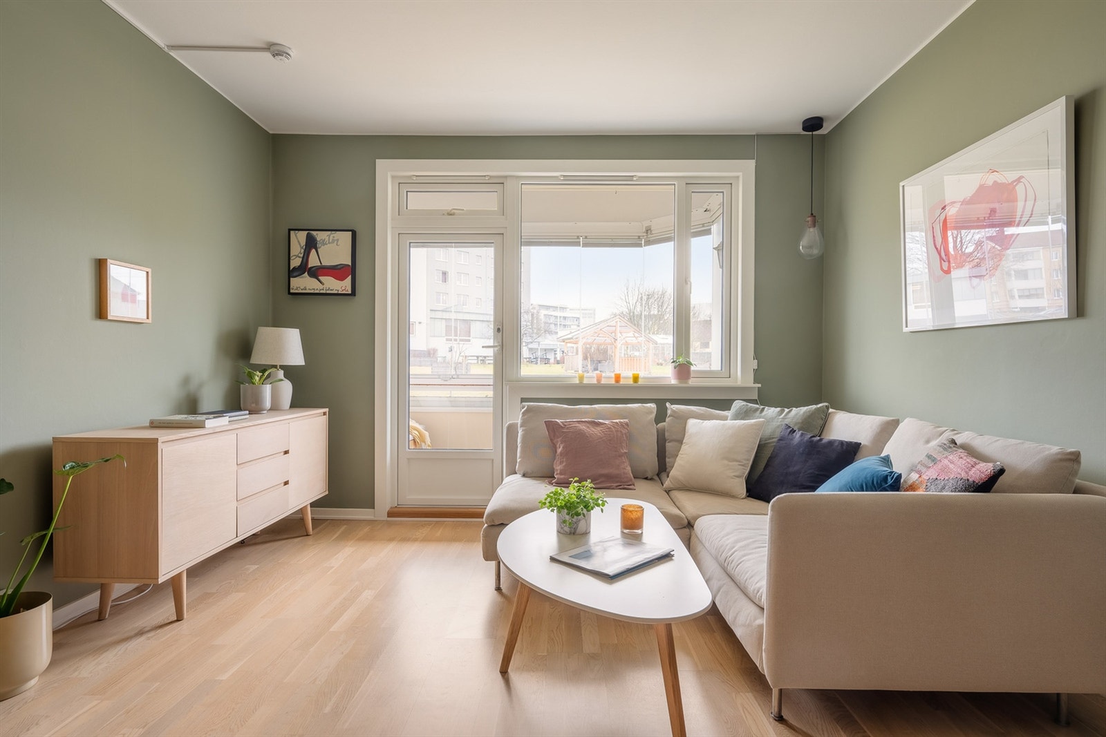 Leiligheten ligger i en høy og usjenert 1. etasje, og innehar en gjennomgående planløsning med god arealfordeling Galleribilde