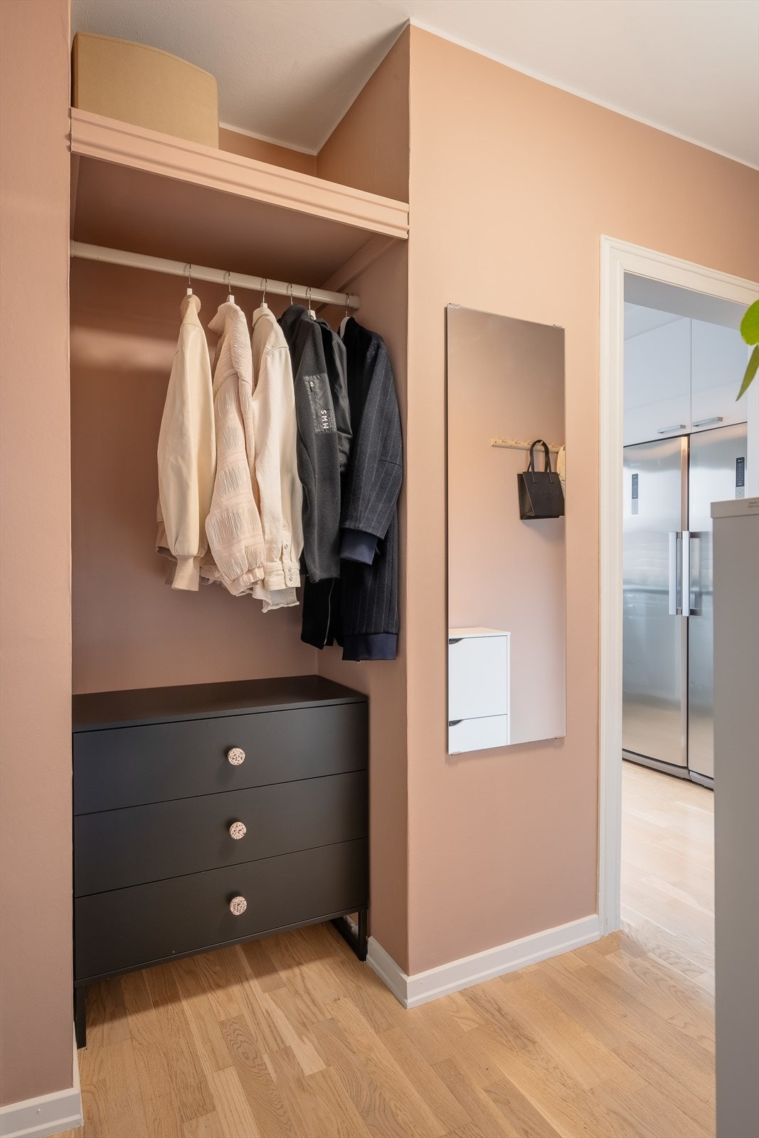 Praktisk nisje i entré med god plass til sko, oppheng av yttertøy eller et oppbevaringsmøbel etter ønske og behov Galleribilde