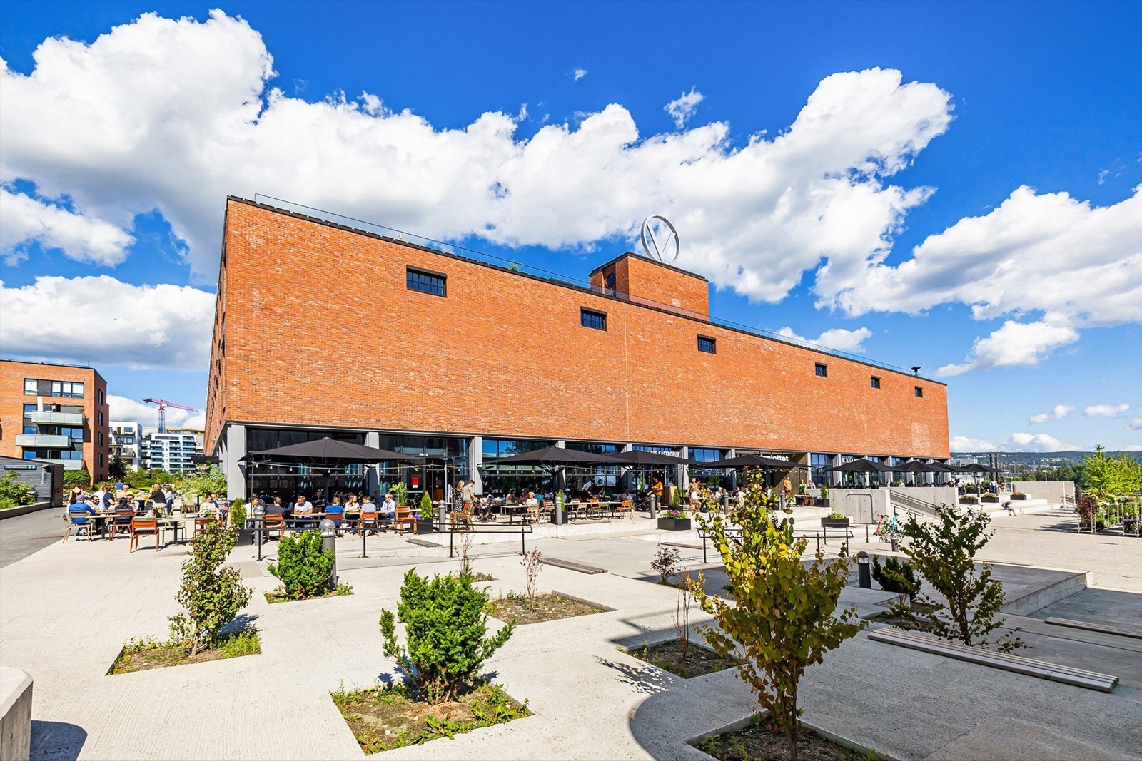 Vinslottet på Frydenberg med sitt historiske preg og flere butikker/spisesteder Galleribilde