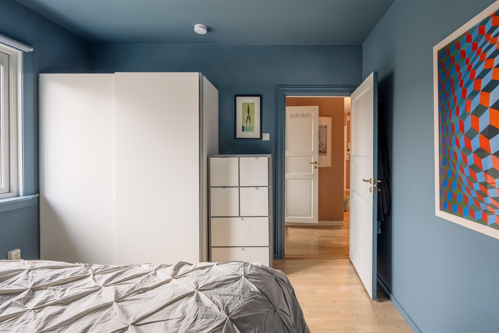 God plass til en romslig garderobeløsning eller en praktisk kontorløsning om man skulle ønske det Galleribilde