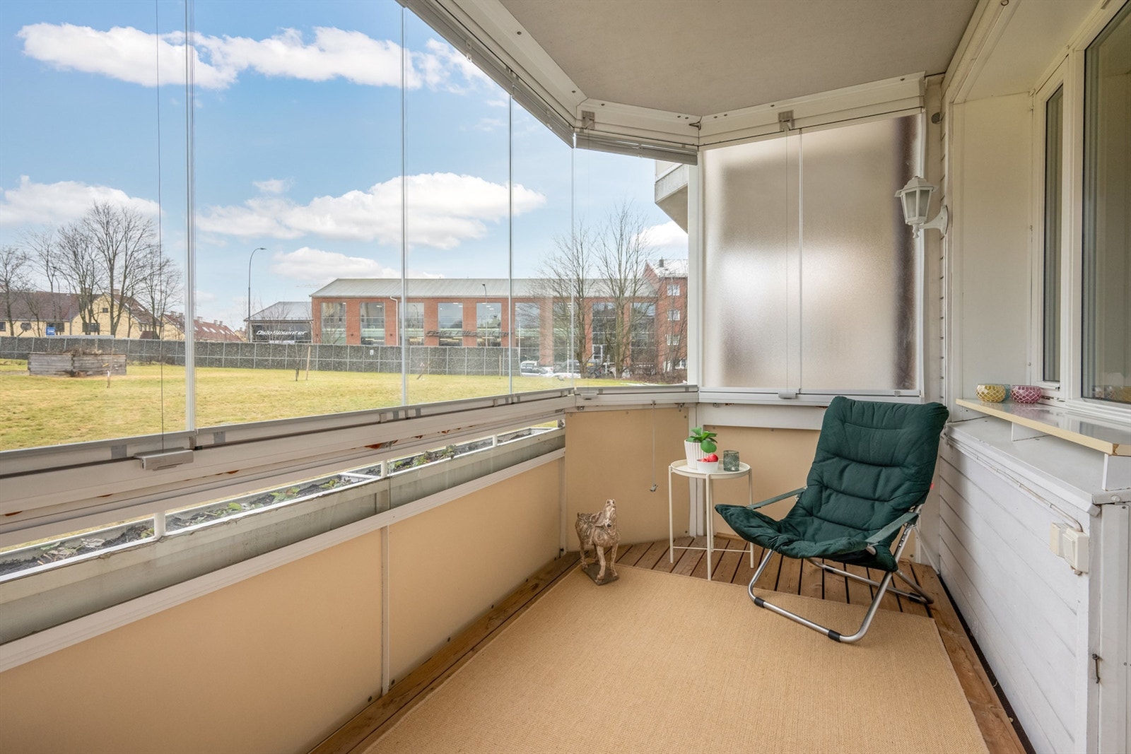 Flott, innglasset balkong på ca. 8 kvm med herlig utsyn over borettslagets store fellesarealer Galleribilde