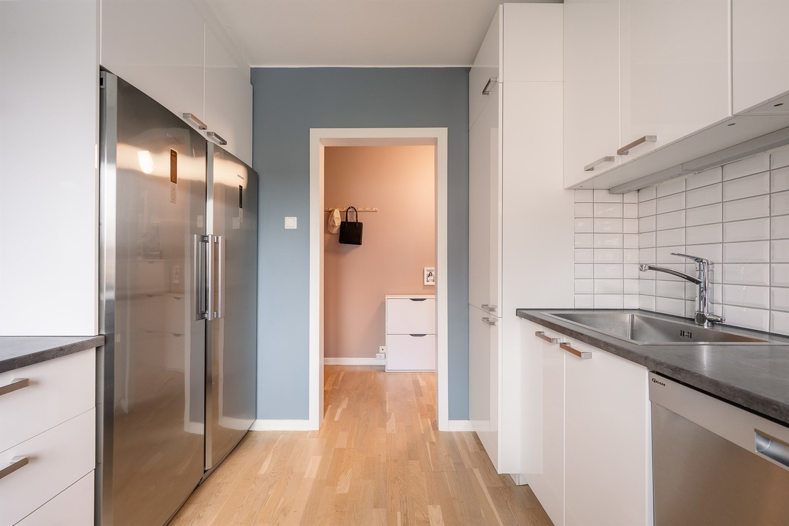 Vegg- og himlingsflater er malt i en lys blåfarge, og på gulv er det lagt parkett Galleribilde